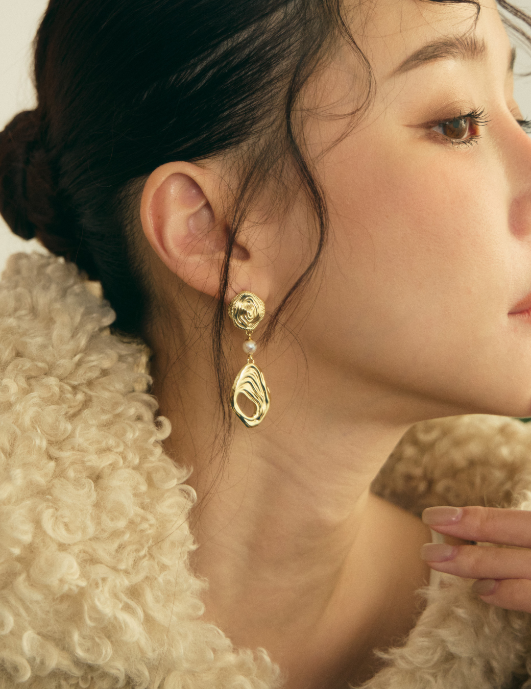 波浪貝殼紋珍珠耳環（金色）