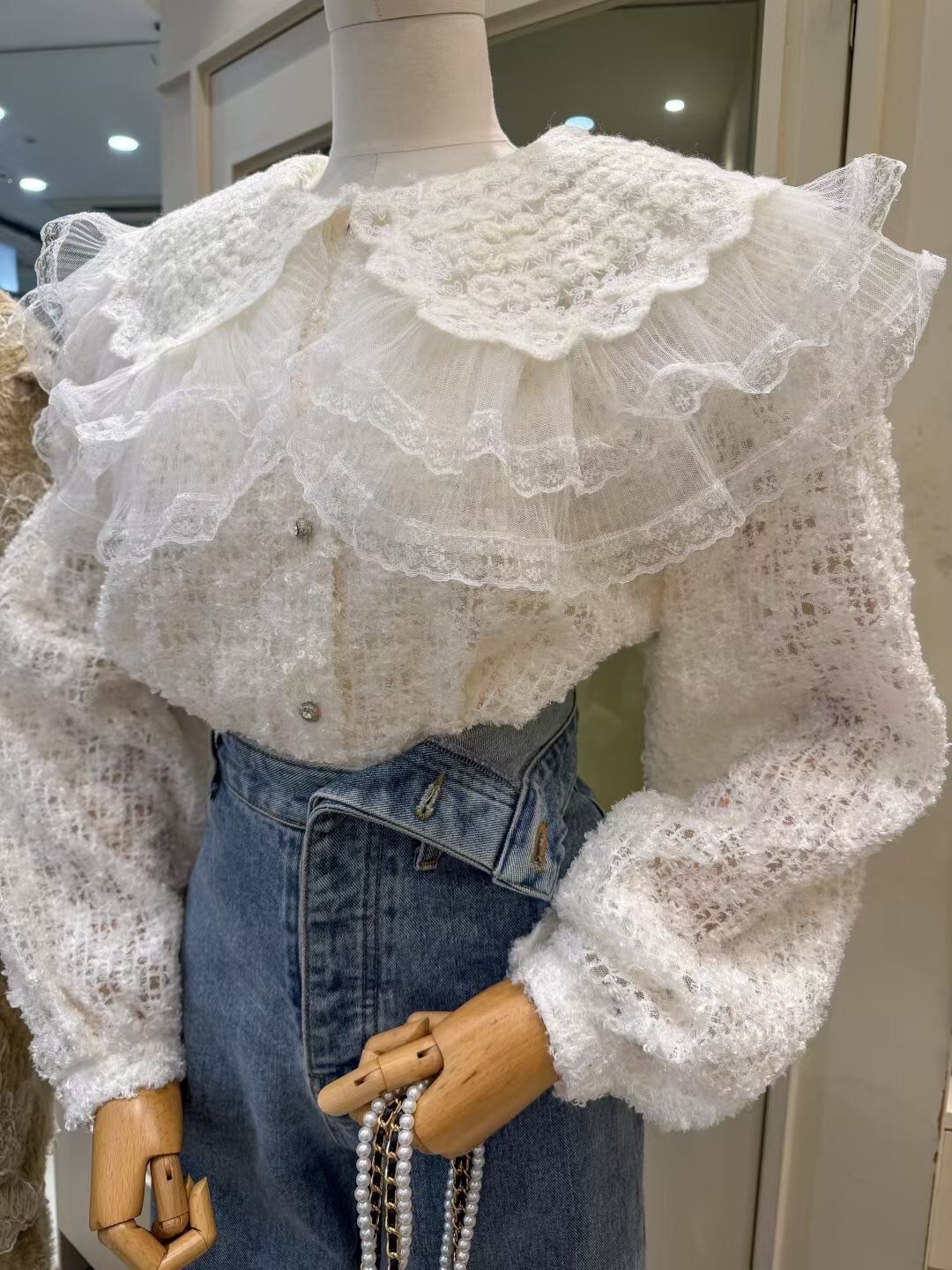 雲朵白蕾絲拼接荷葉歐根紗領片上衣