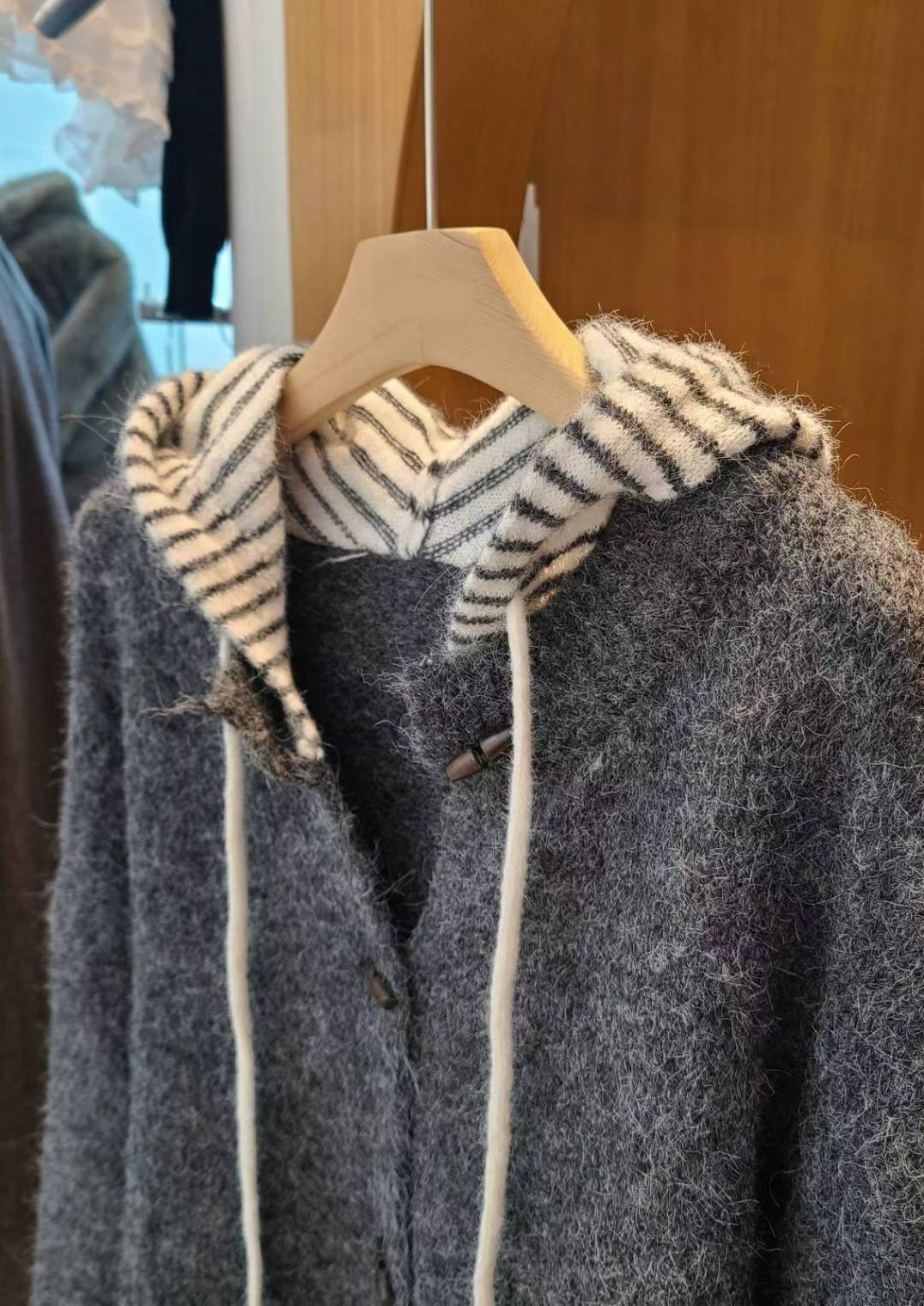 配色條紋連帽牛角釦造型針織外套 / 2色