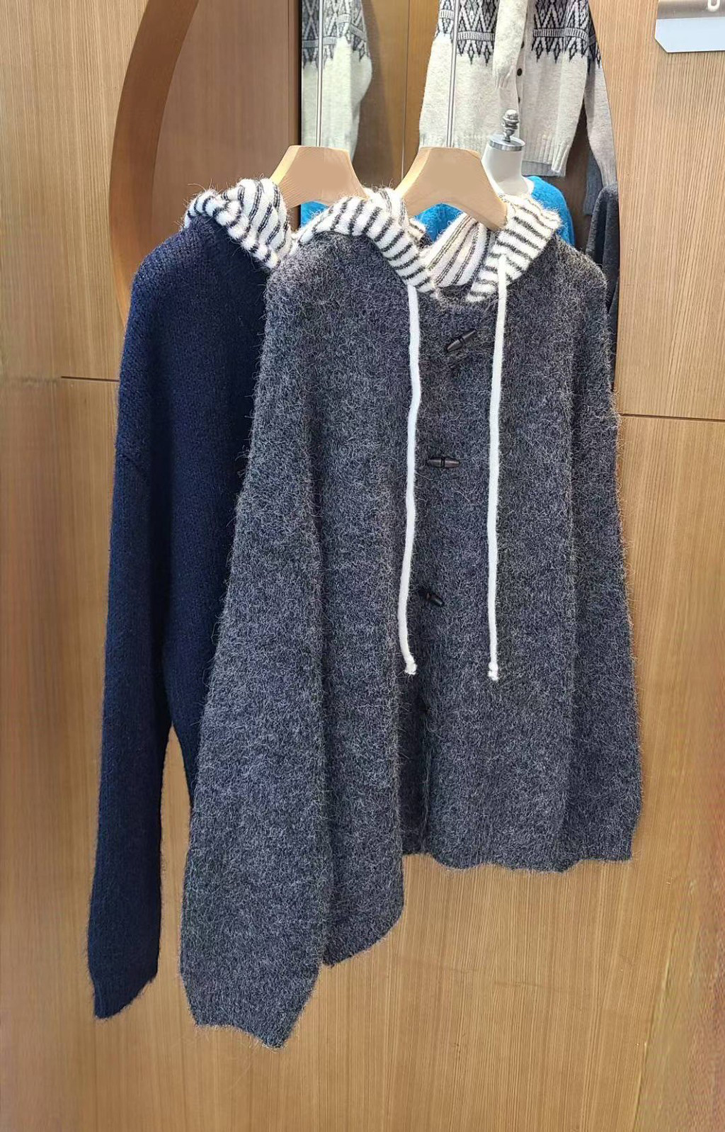 配色條紋連帽牛角釦造型針織外套 / 2色