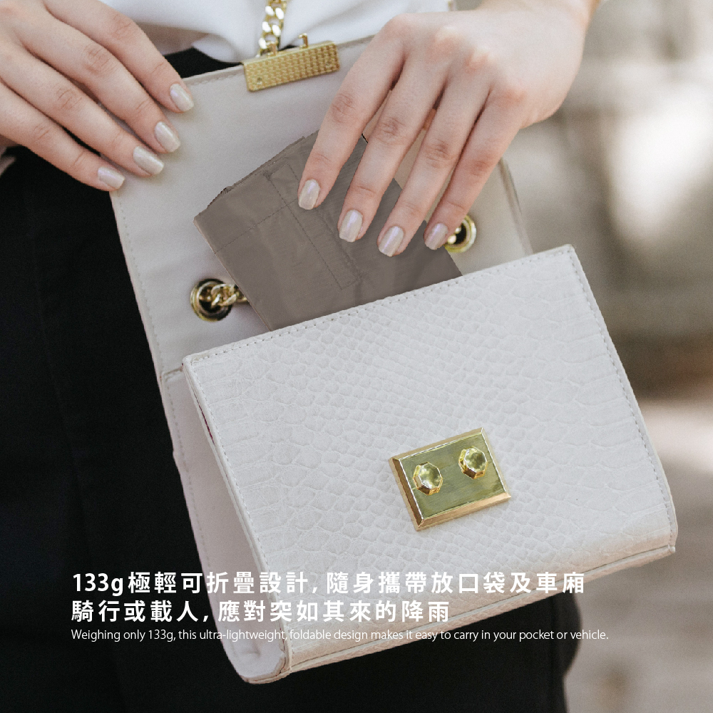 快穿脫防水雨鞋套只有133公克,摺疊設計,隨身攜帶放口袋及車廂,大雨來襲可以馬上拿出來使用