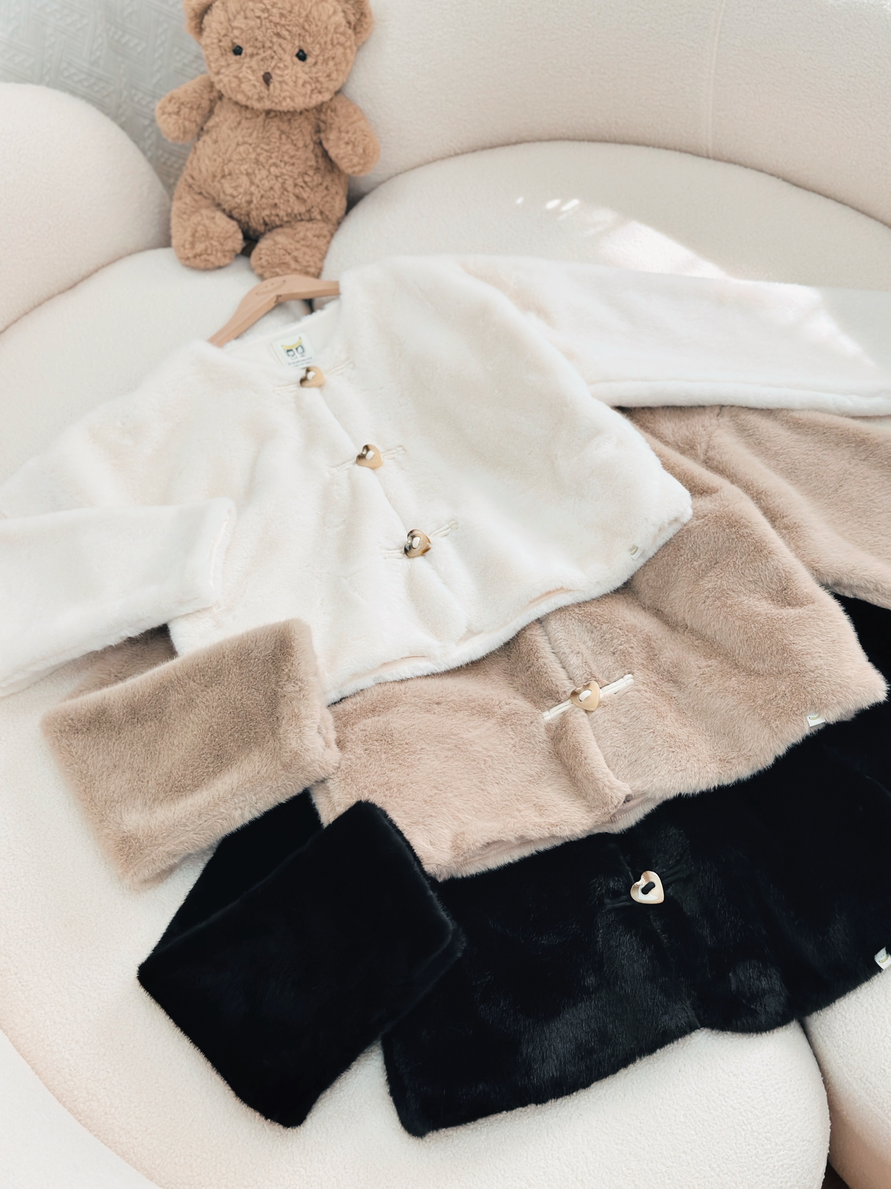 【軟滑毛感🐻】三色 / 心形對扣毛毛外套 / Heart Toggle Faux Fur Coat