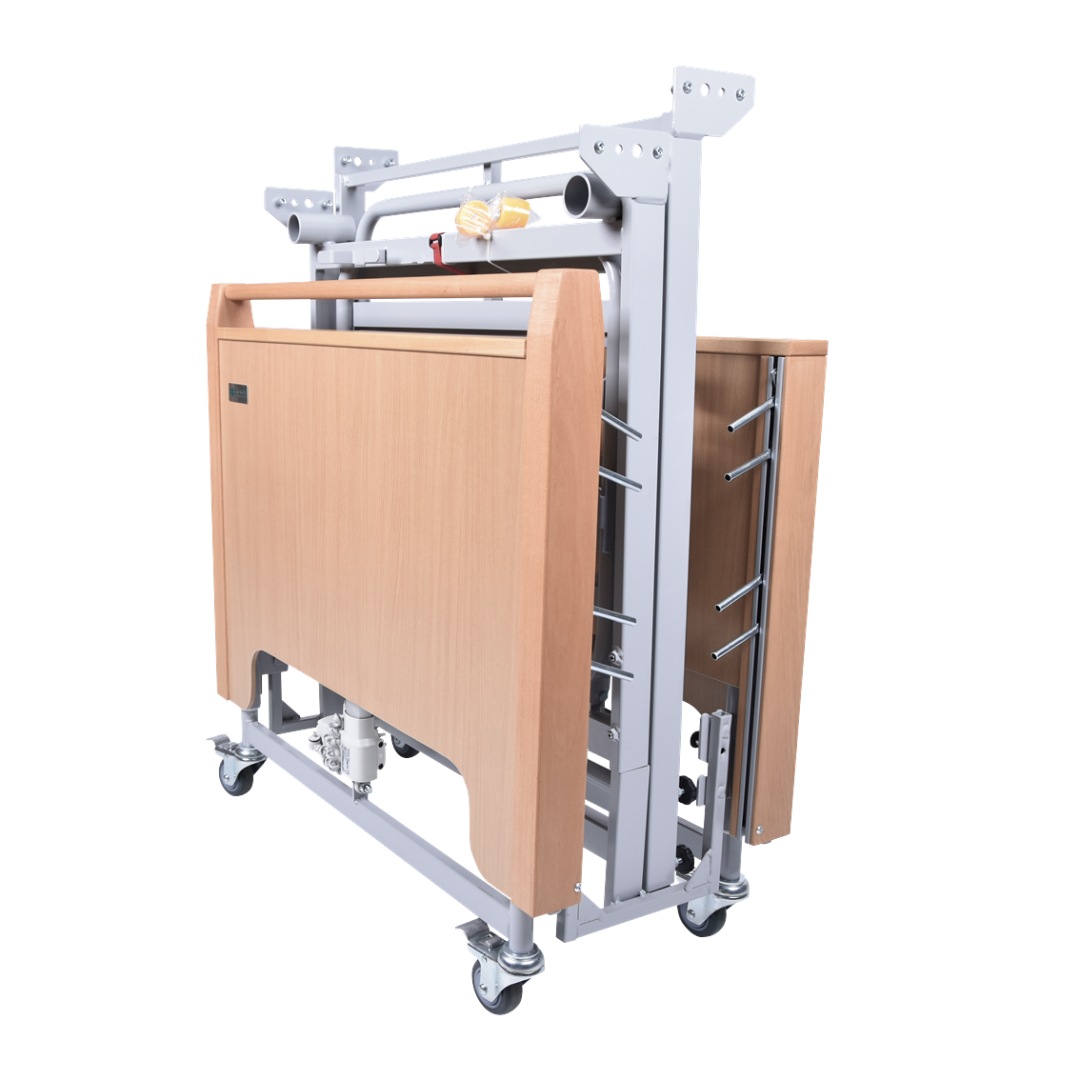 這款可摺疊電動護理床採用節省空間的收納設計，配有淺木紋床頭尾板及堅固的灰色金屬支架。底部設有帶剎車功能的萬向輪，方便在室內移動及固定。此摺疊式病床結構緊湊，非常適合香港居住環境狹小的家居或長者院舍使用，是兼具實用性與便攜性的專業復康用品，能有效提升居家護理的靈活性。