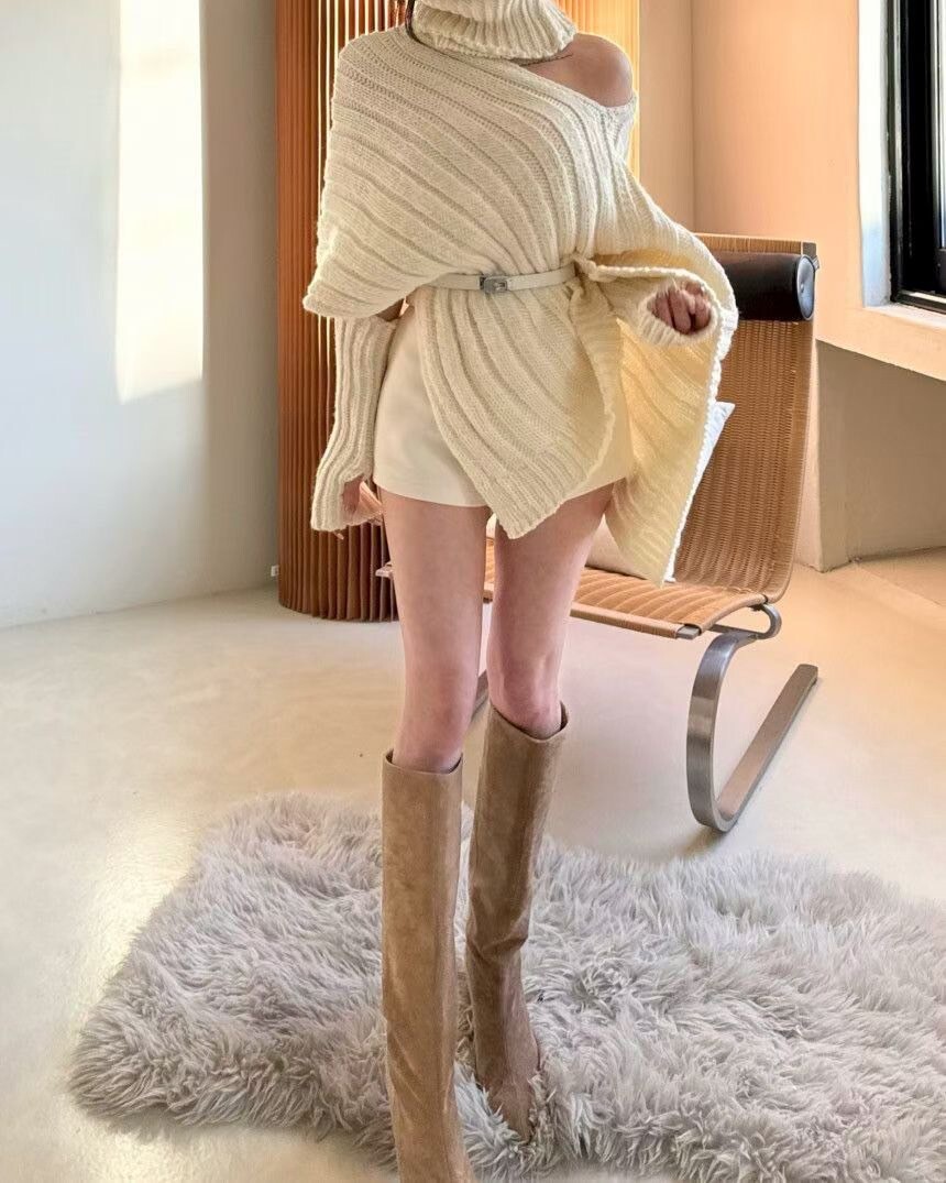 雲朵白圍脖單邊露肩造型針織毛衣