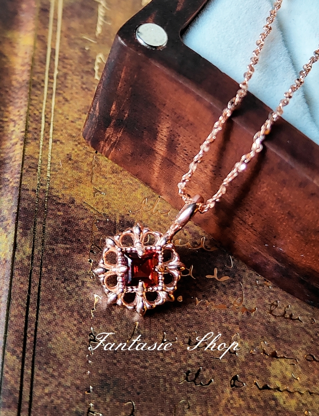 《書頁微光・緋色古頁》古典雕花項鍊