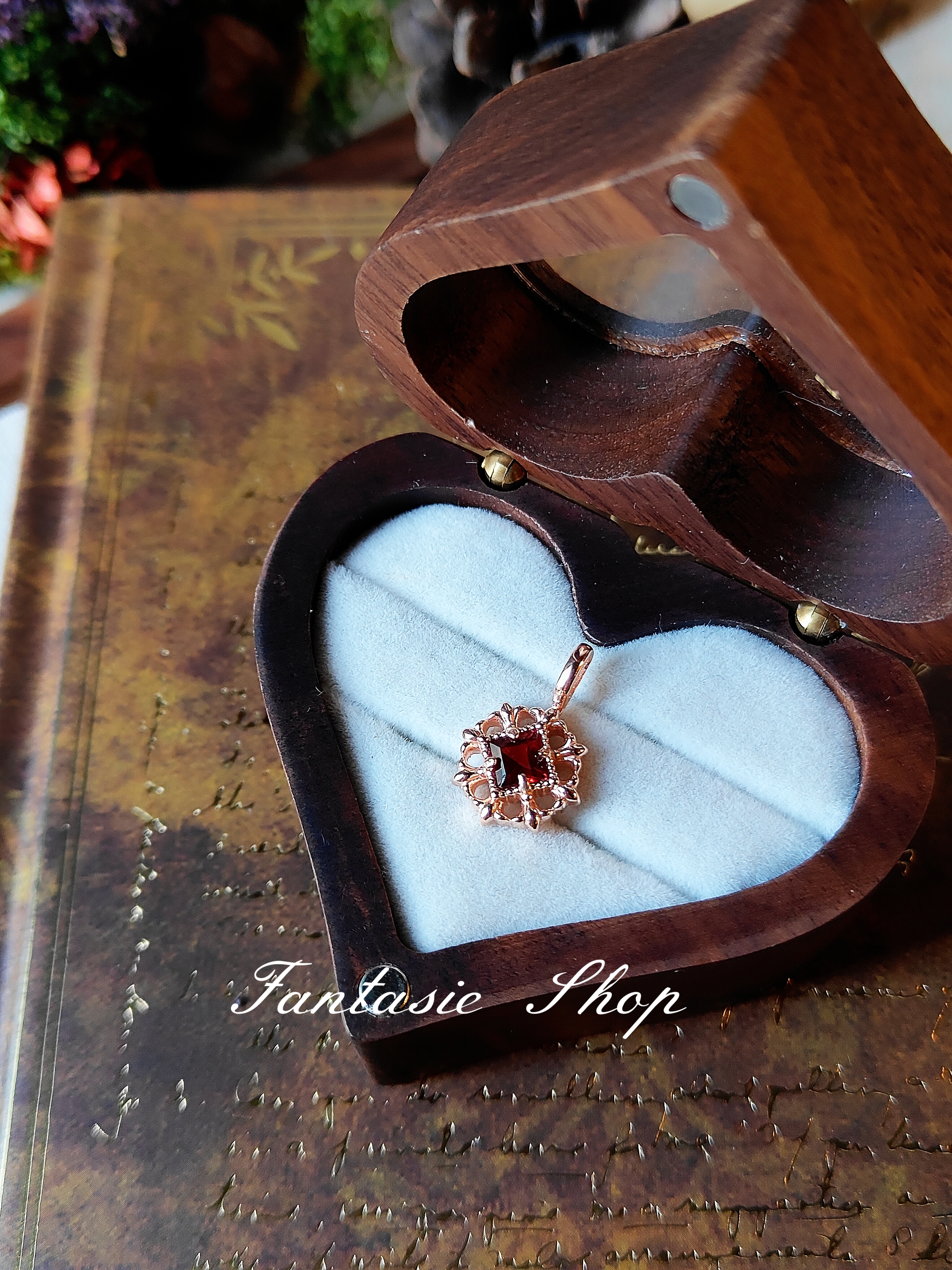 《書頁微光・緋色古頁》古典雕花項鍊