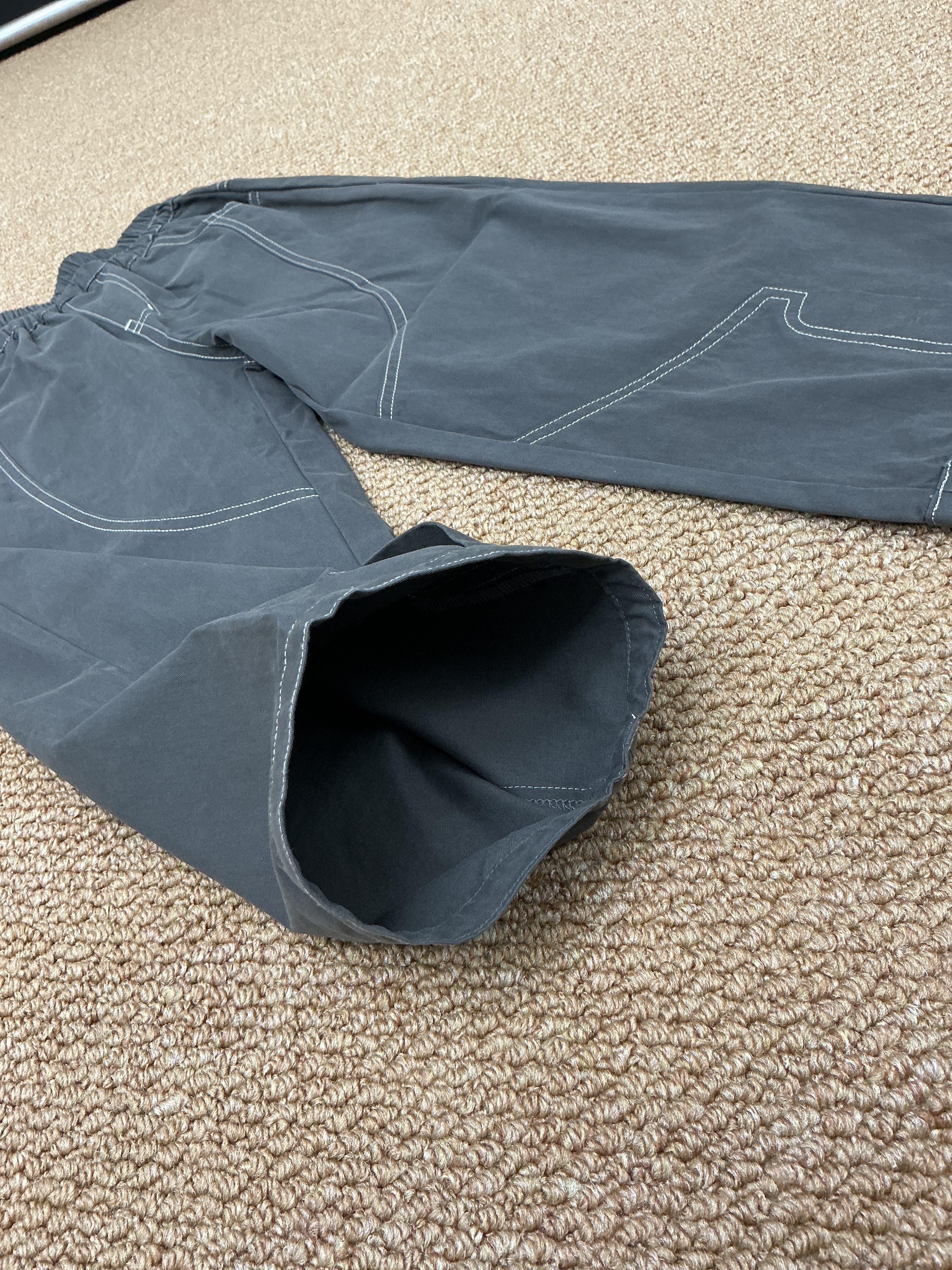 A03947外縫線設計長褲