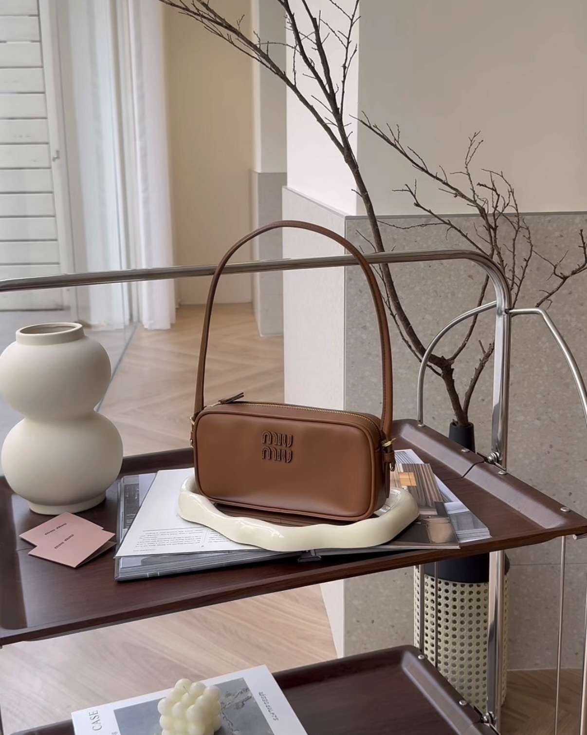MIUMIU｜皮革腋下包 焦糖色