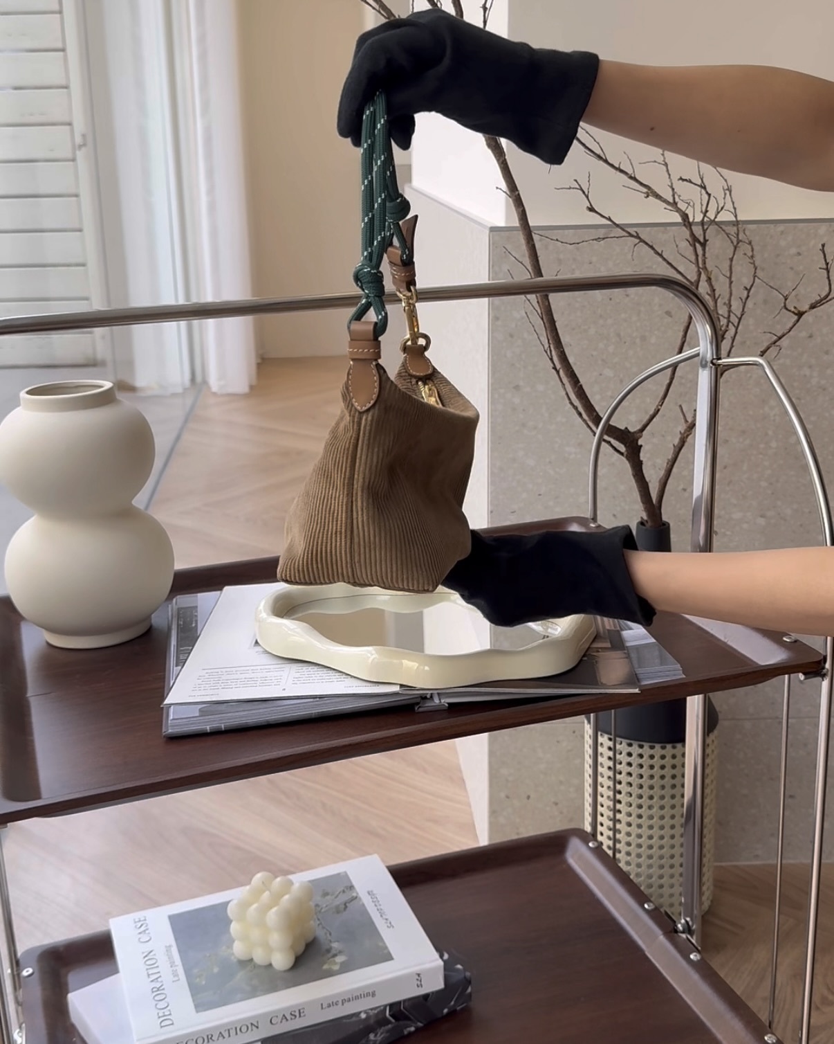 MIUMIU｜燈芯絨繩結飯盒包 肉桂色/綠色