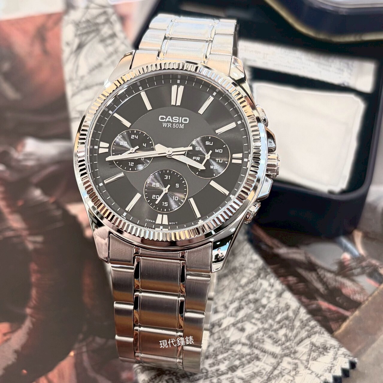 【CASIO 卡西歐】錢幣紋三眼石英錶MTP-1375D-1A 42mm 現代鐘錶