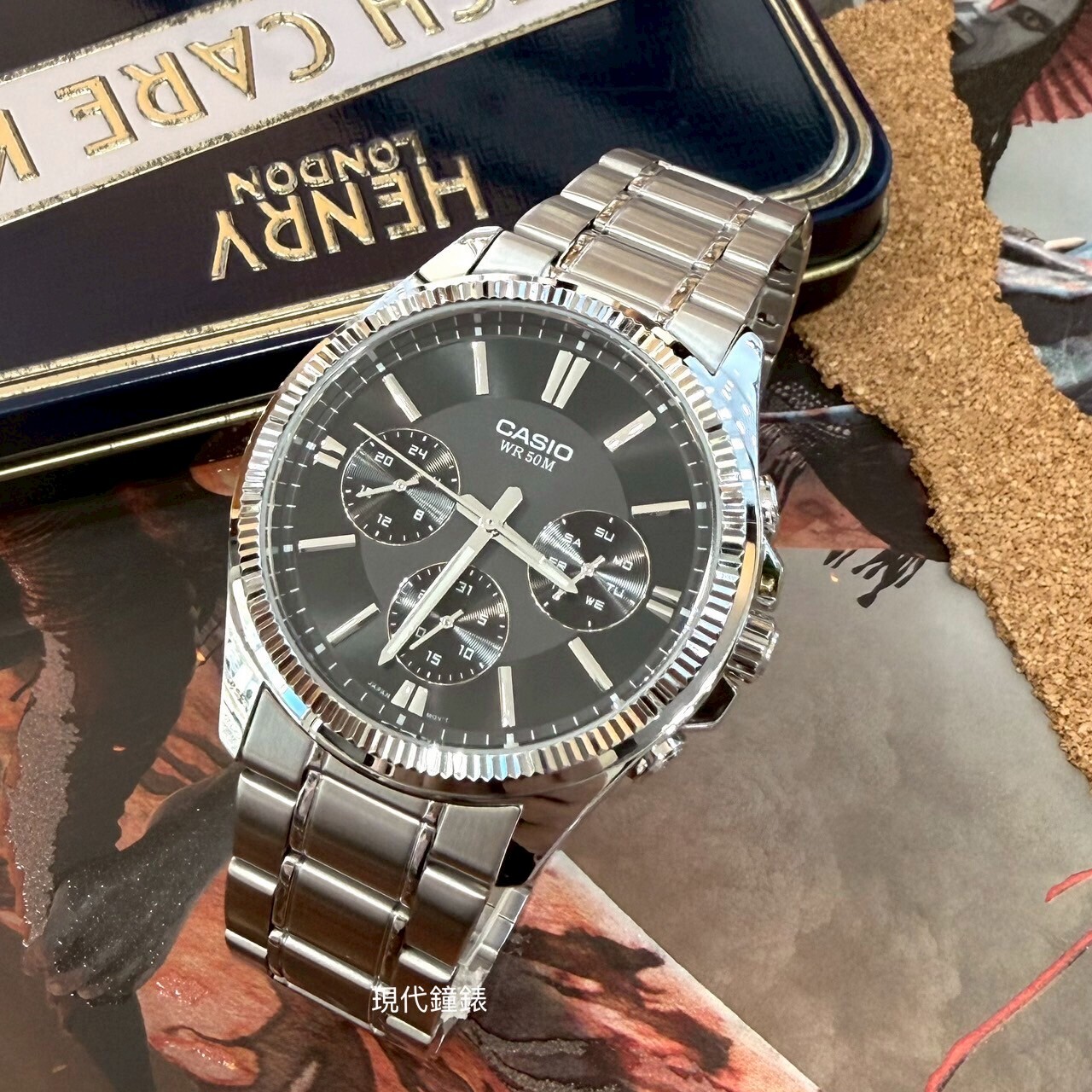 【CASIO 卡西歐】錢幣紋三眼石英錶MTP-1375D-1A 42mm 現代鐘錶