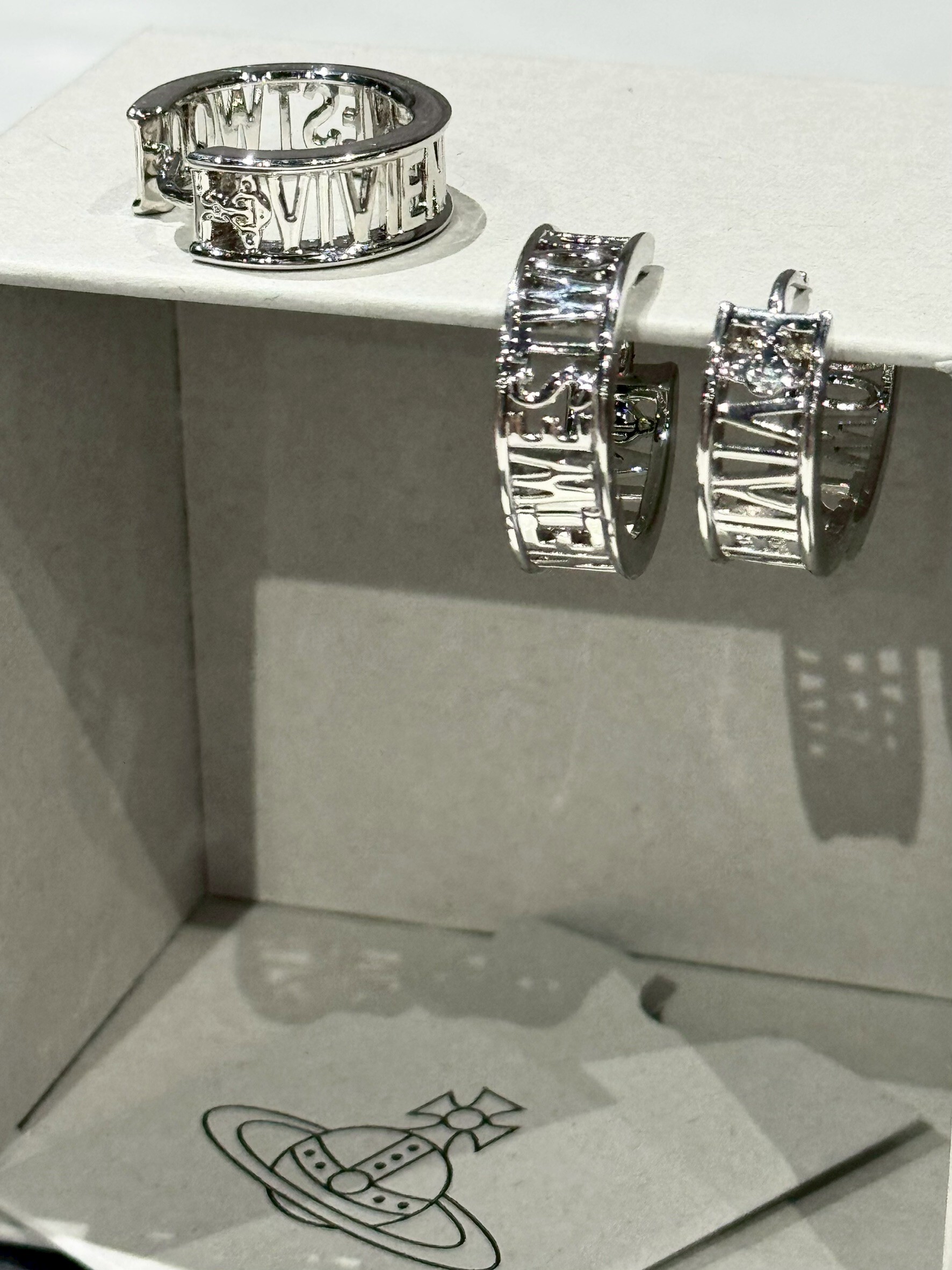 Vivienne Westwood 字體Logo銀色圓環耳環 單個