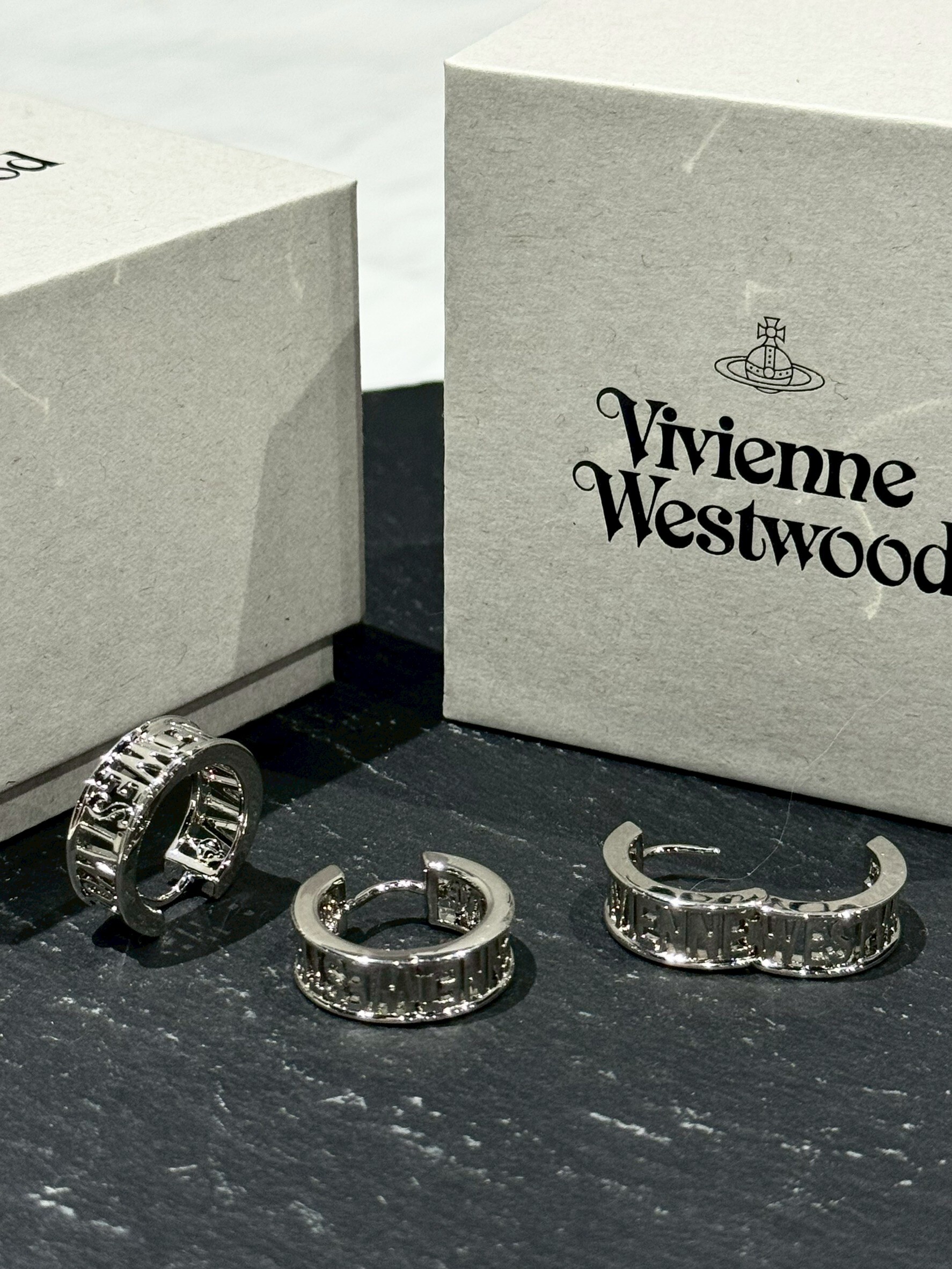 Vivienne Westwood 字體Logo銀色圓環耳環 單個