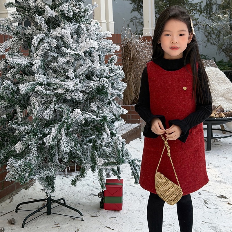 過年的紅色毛呢背心/黑色內搭上衣