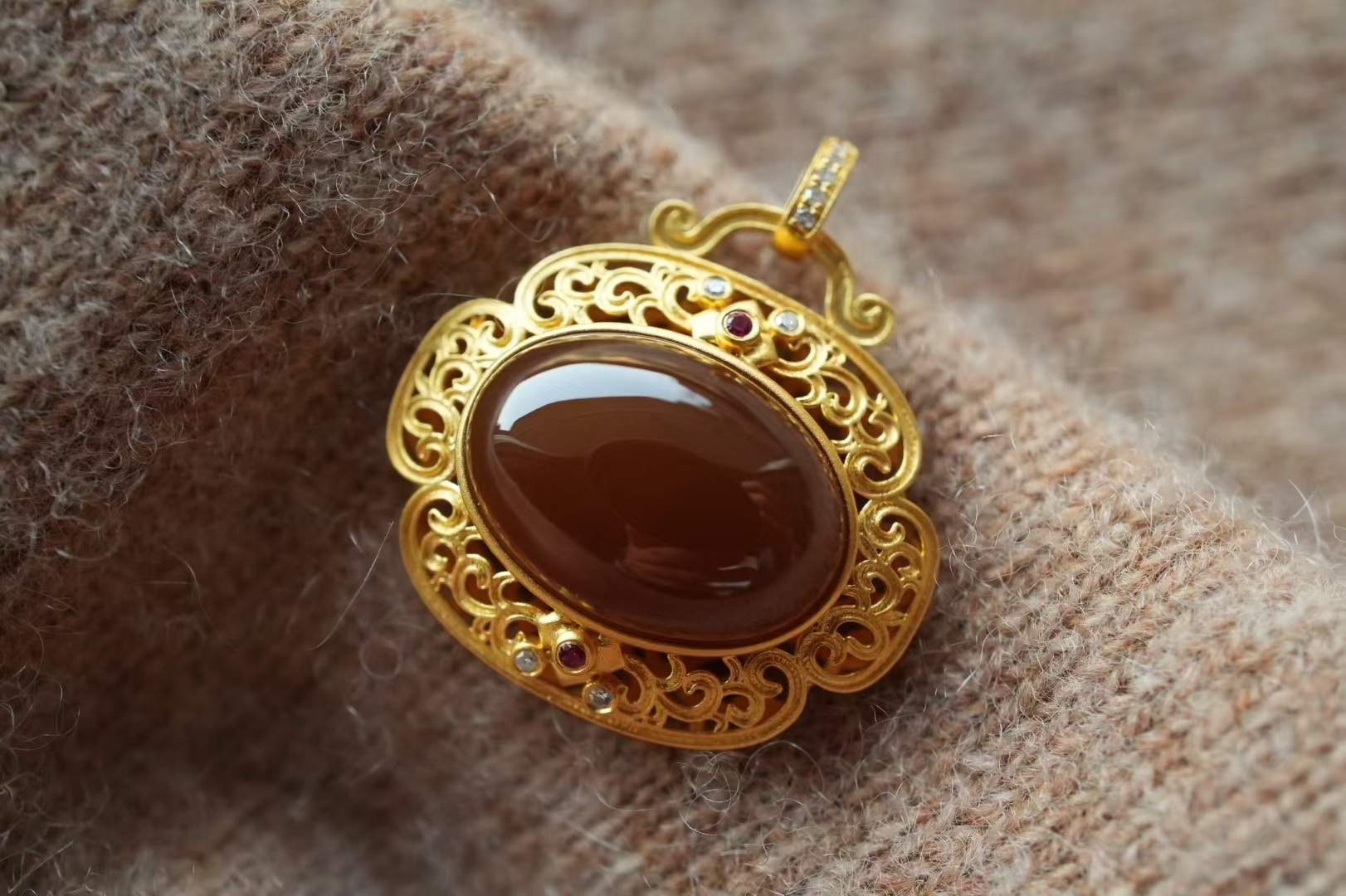 1218454 和田玉純糖料“平安如意鎖”吊墜