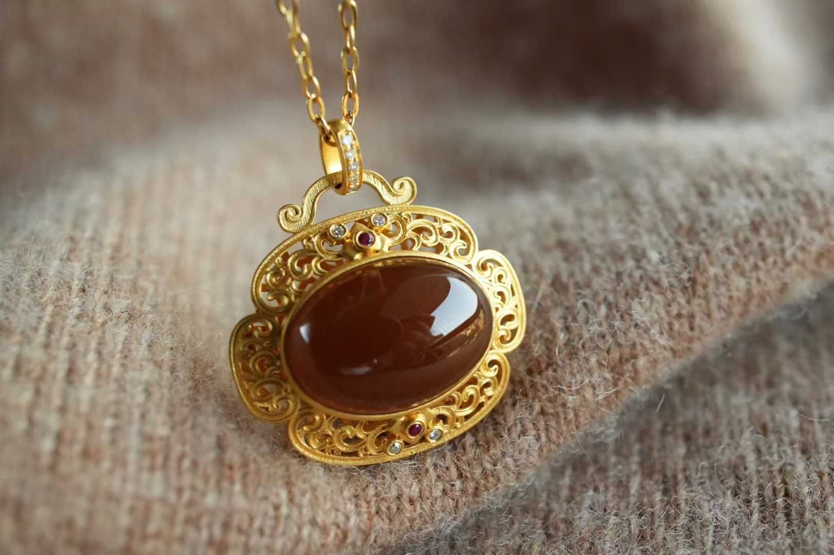 和田玉純糖料“平安如意鎖”吊墜,天然和田玉軟玉