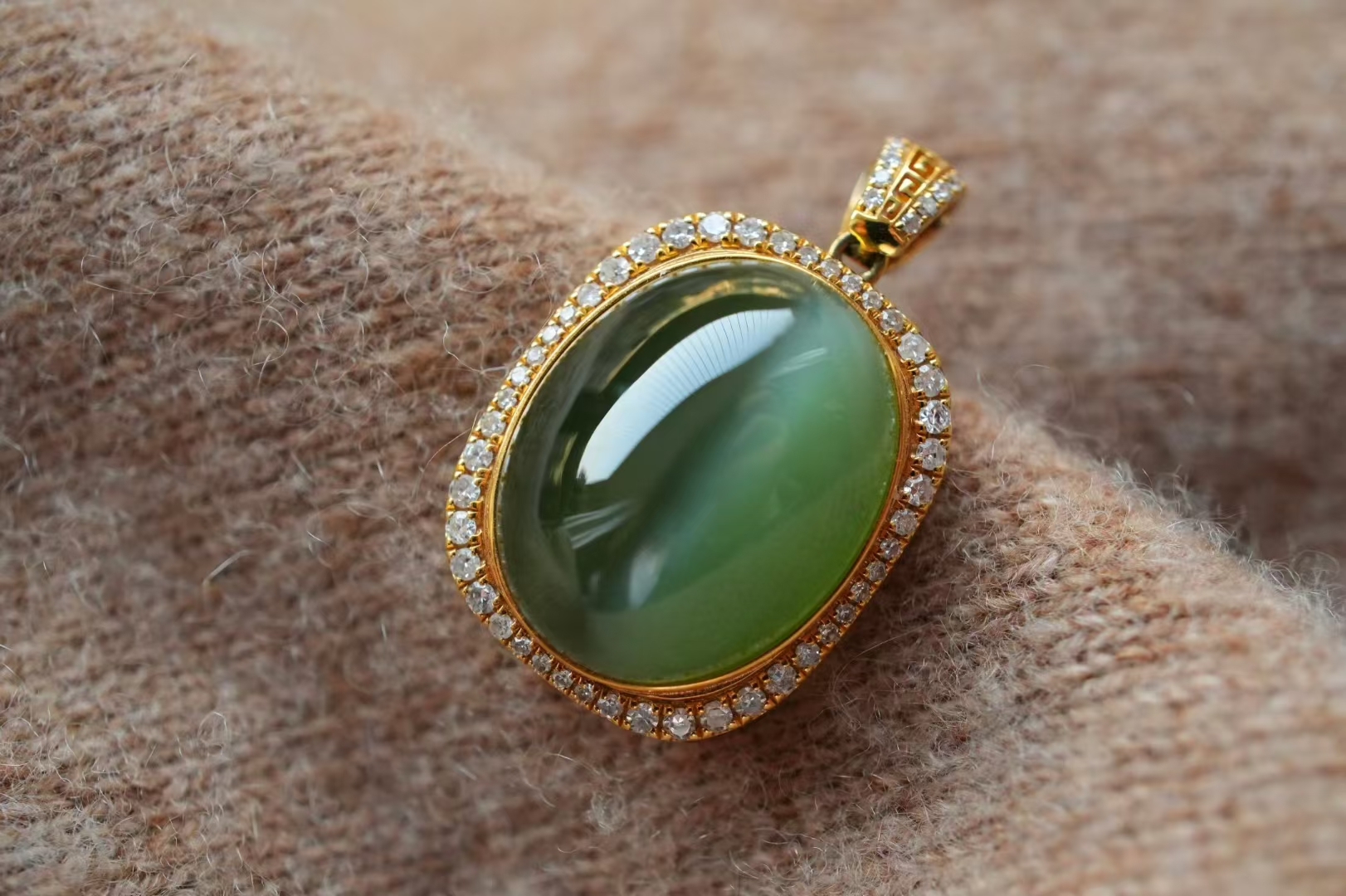 1218455 和田玉稀有“一線天”碧玉冰底貓眼吊墜