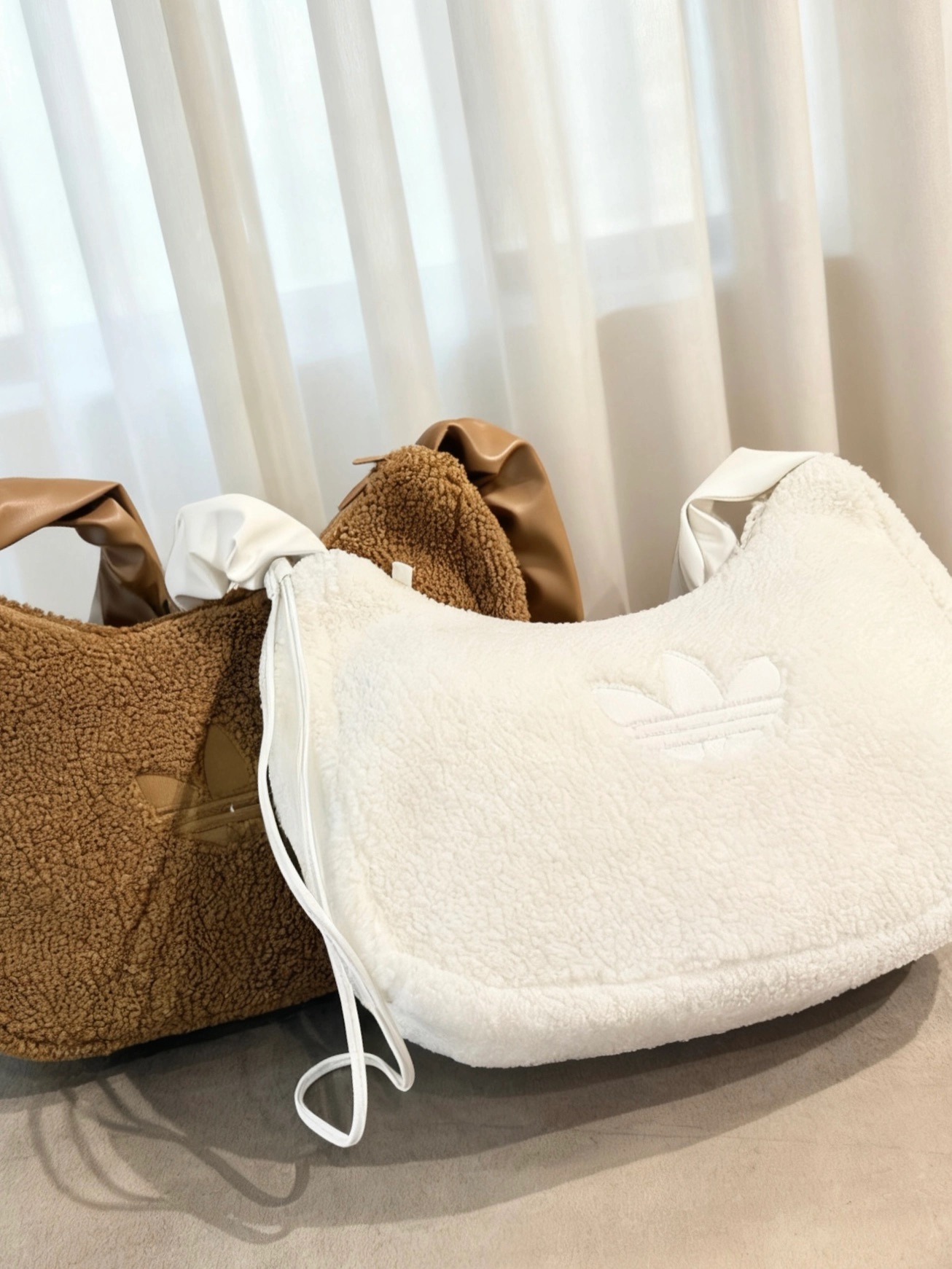 代購-adidas originals 羔羊絨 毛毛肩背包 兩色 KS8838/KT0858