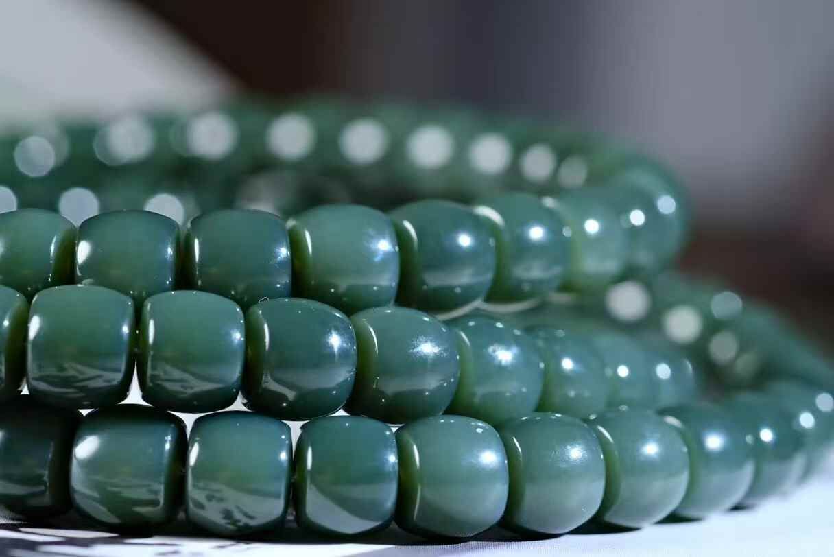 1218742 和田玉且末油膏料珠串