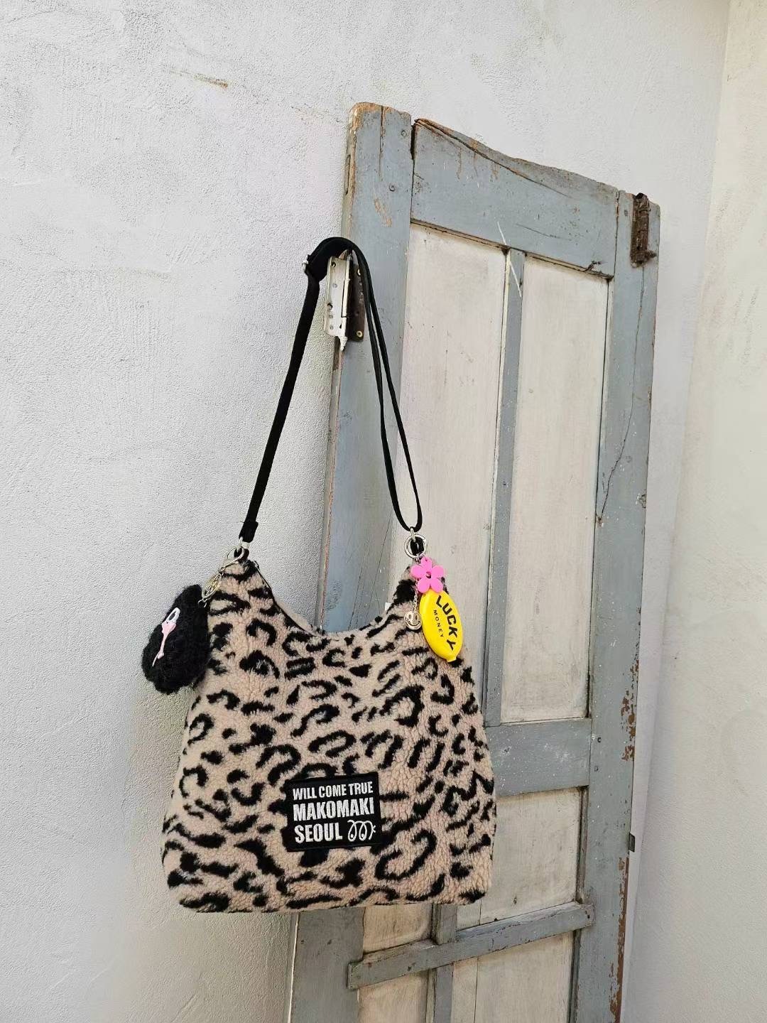 MAKOMAKI 豹紋QQ毛側背包