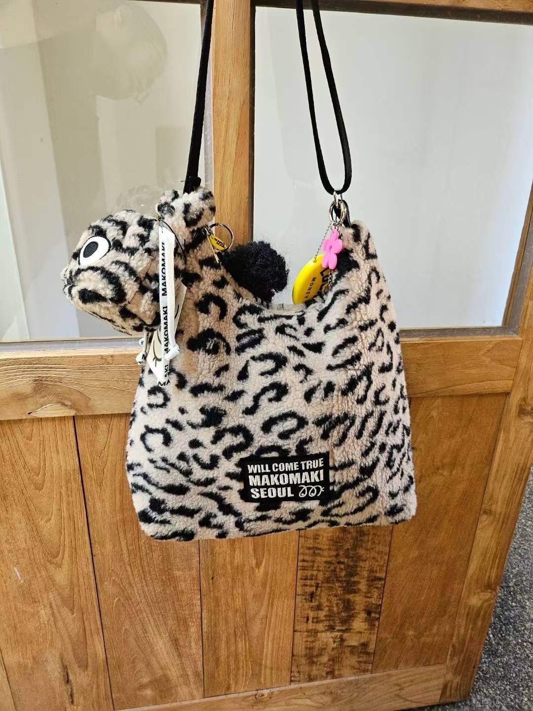MAKOMAKI 豹紋QQ毛側背包