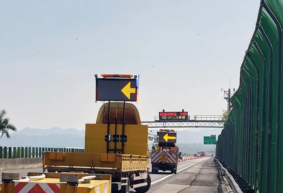 台灣在保育紫蝶幽谷十分用心，當紫斑蝶在清晨低飛穿越高速公路時，國道三號林內段會出現「讓道」的奇景。