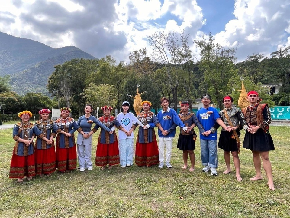 對於世居在紫蝶幽谷周邊的魯凱族（Rukai）和排灣族（Paiwan）來說，紫斑蝶是靈魂的象徵、部落的守護者。