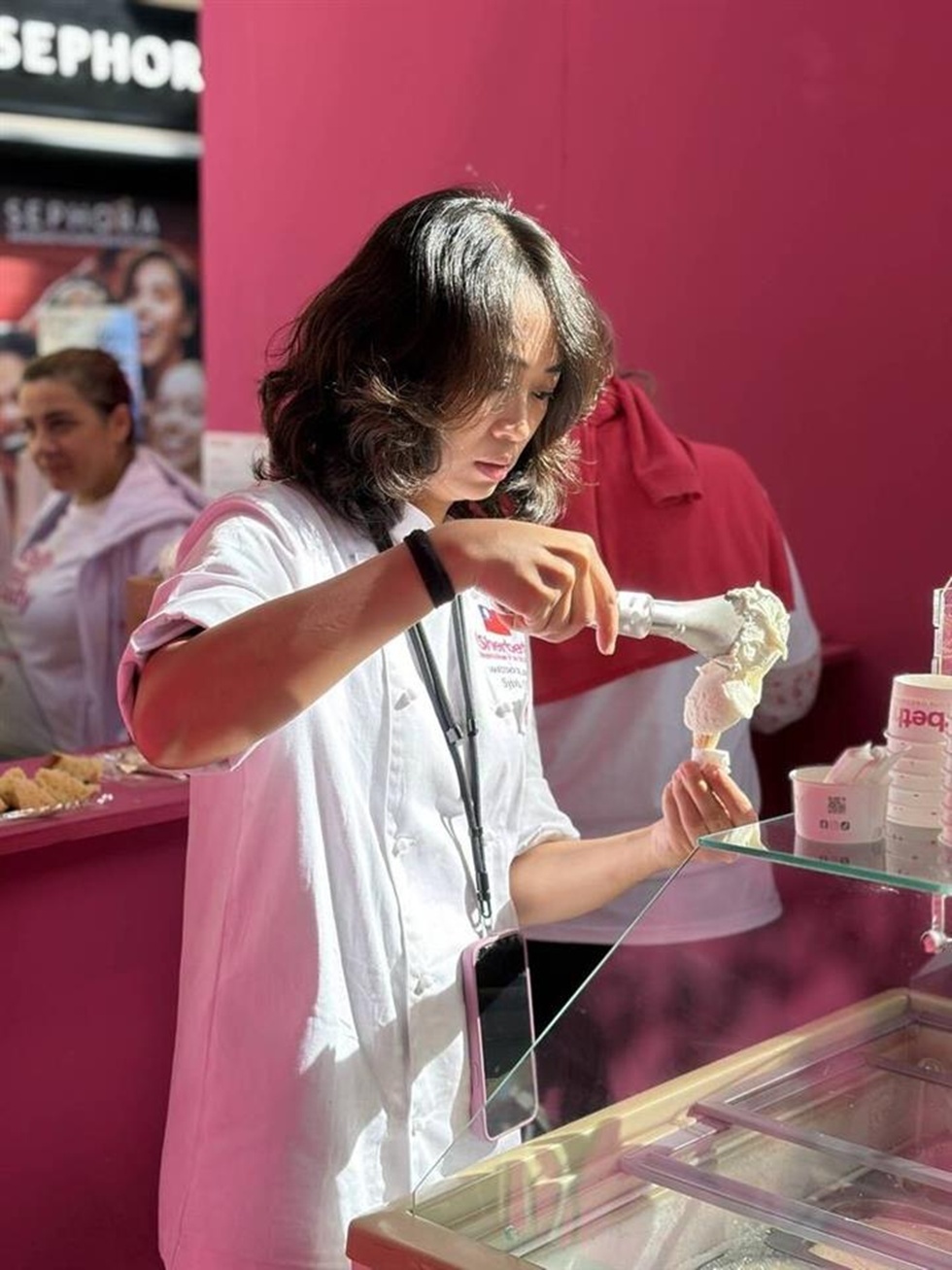 一位來自台灣彰化的女孩–趙韻嵐，帶著她的冰淇淋作品，站上了 Sherbeth Festival–全球頂級的義大利手工冰淇淋（Gelato）國際盛會勇奪冠軍。