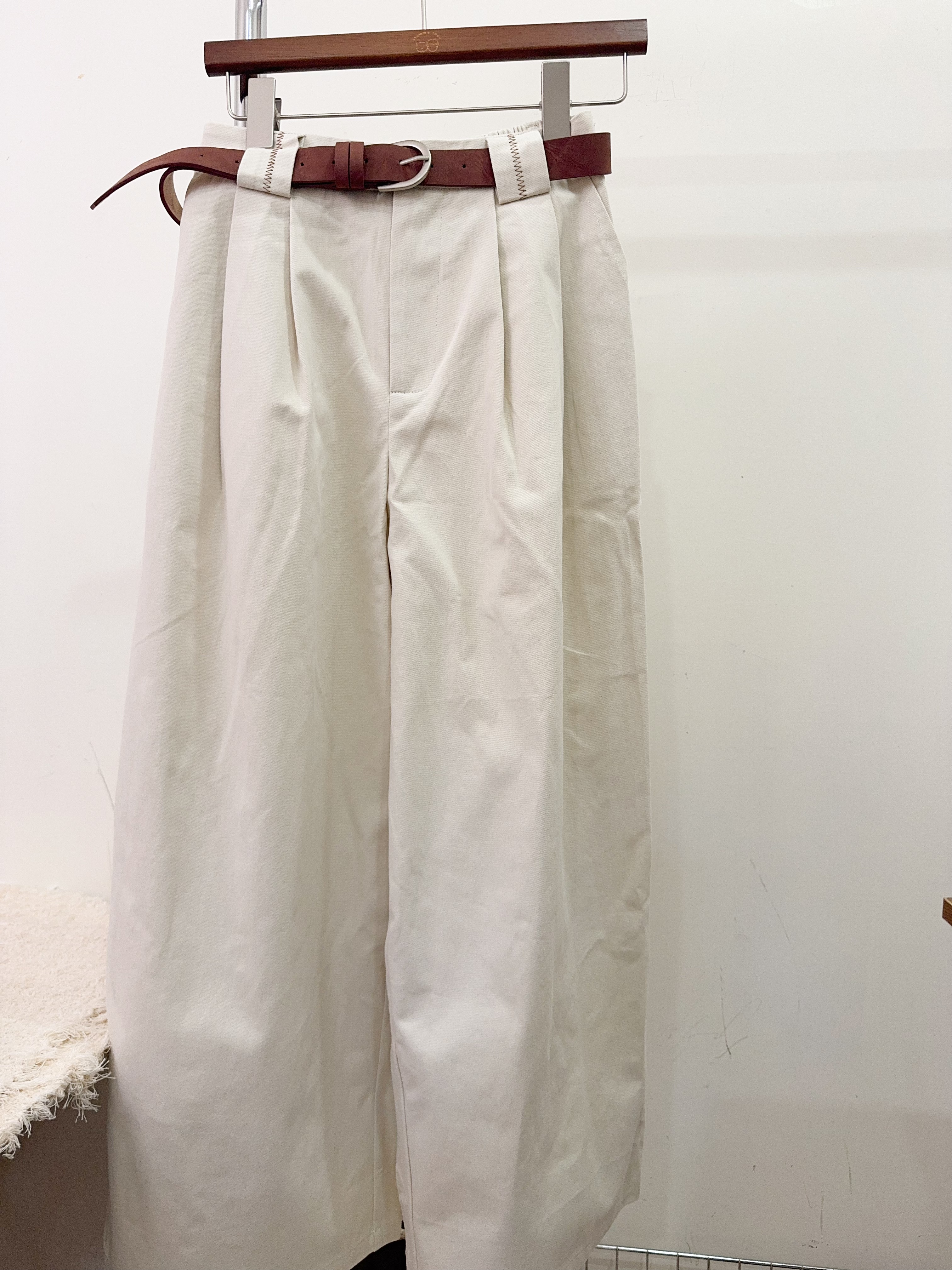 8070 打摺斜紋布奶油白褲(附皮帶）