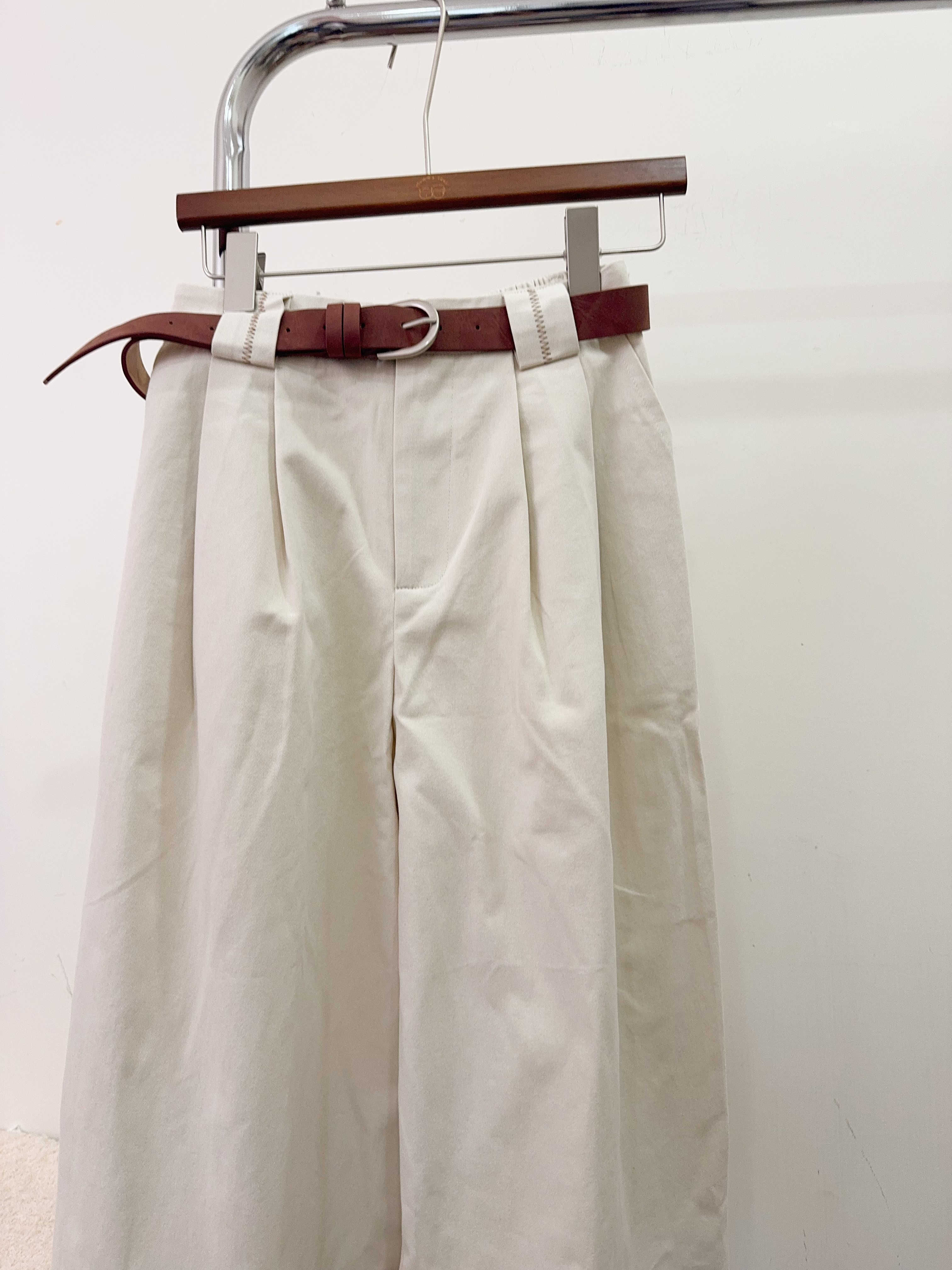 8070 打摺斜紋布奶油白褲(附皮帶）