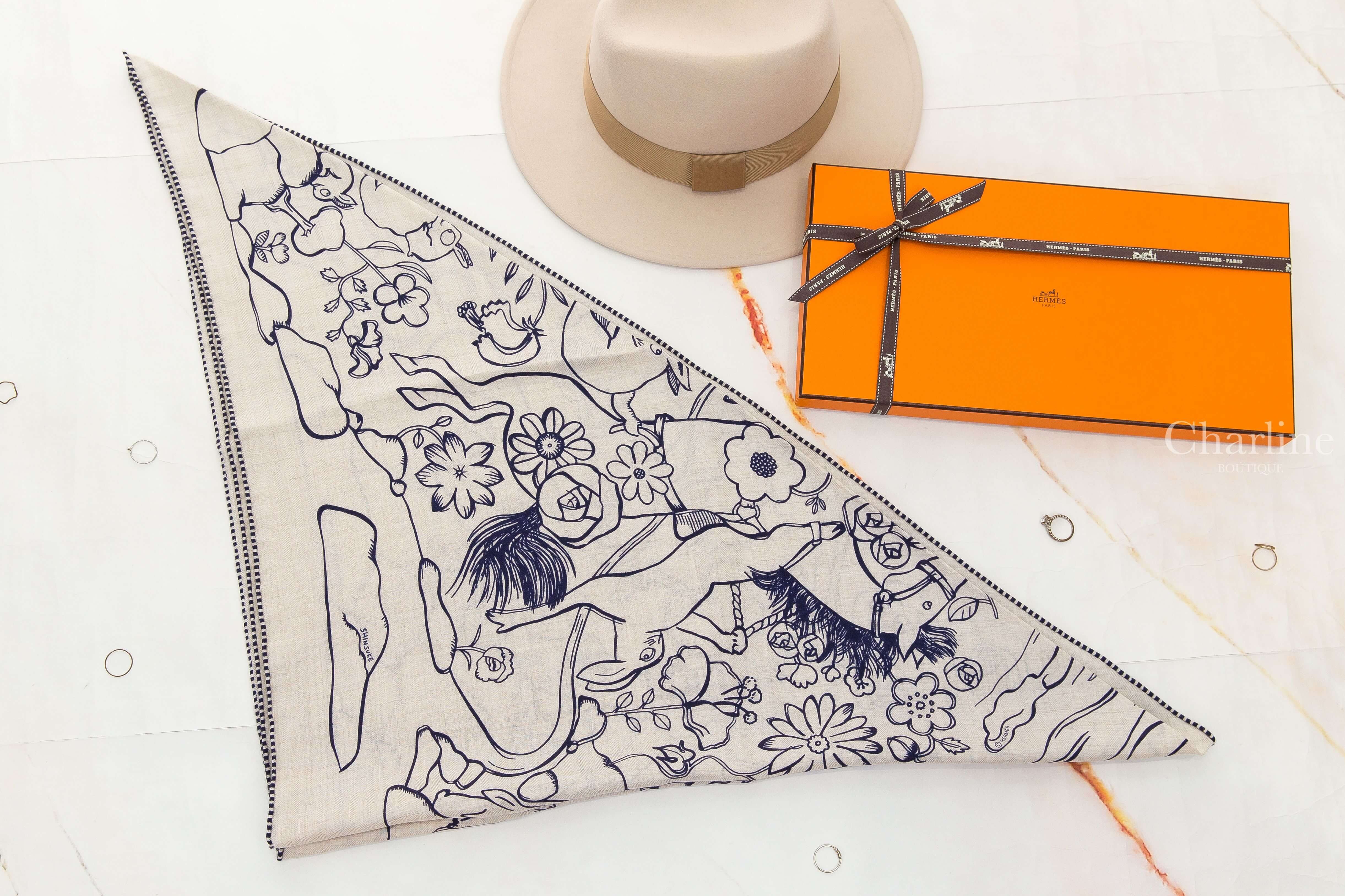 Hermès Mille Et Un Lapins Triangle 自然色/水墨藍一千零一隻兔子咯什米爾真絲三角巾-Charline Boutique 精品代購