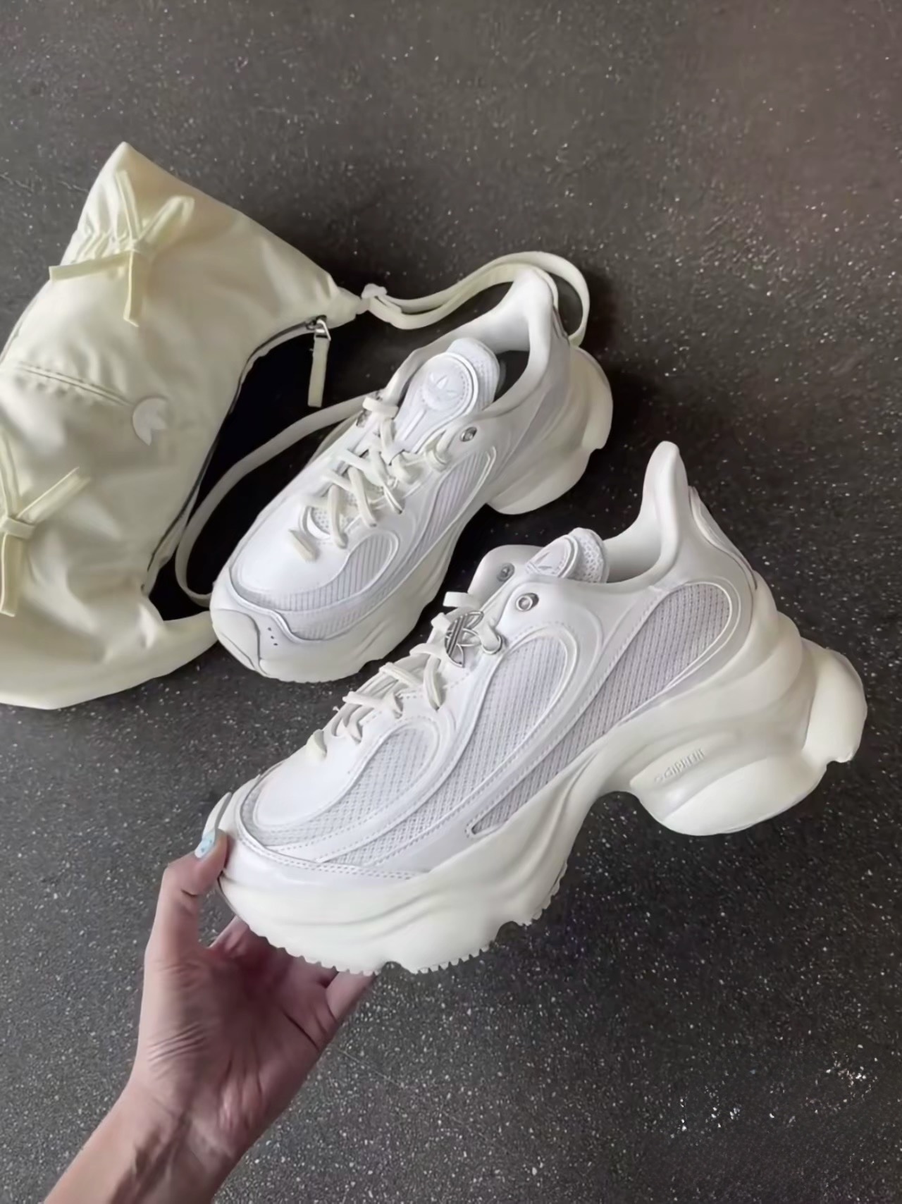 KTQ STORE ‧ Adidas OZVENUZ 奶油白灰米白增高 復古老爹鞋 hq2676