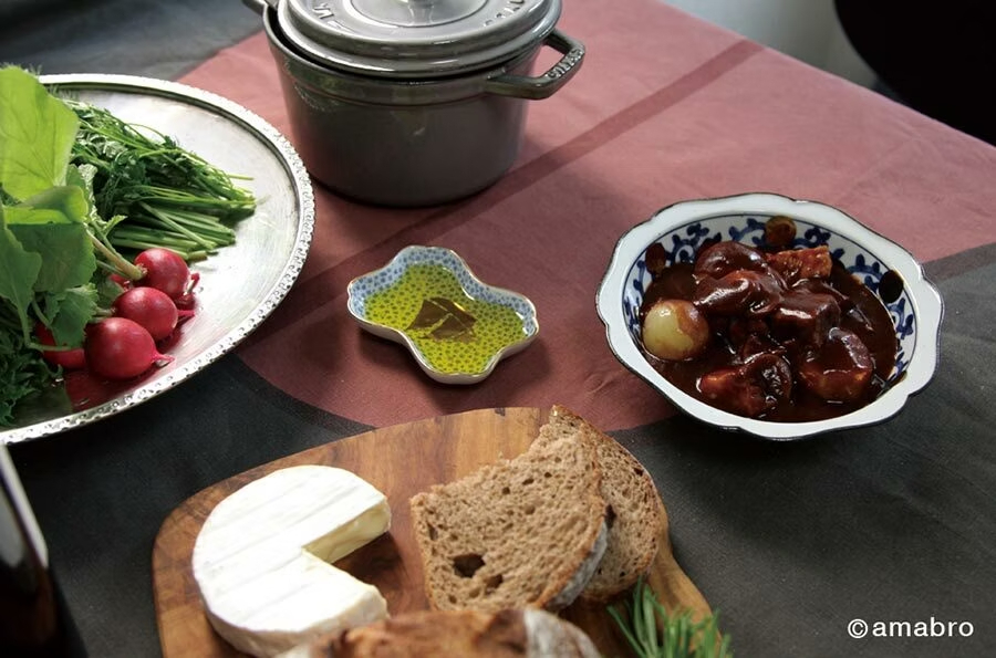 amabro-NAMASU 深皿，蛸唐草松竹梅文輪花款，唐草纏繞的花蕾，搭配上如同水滴的水玉模樣