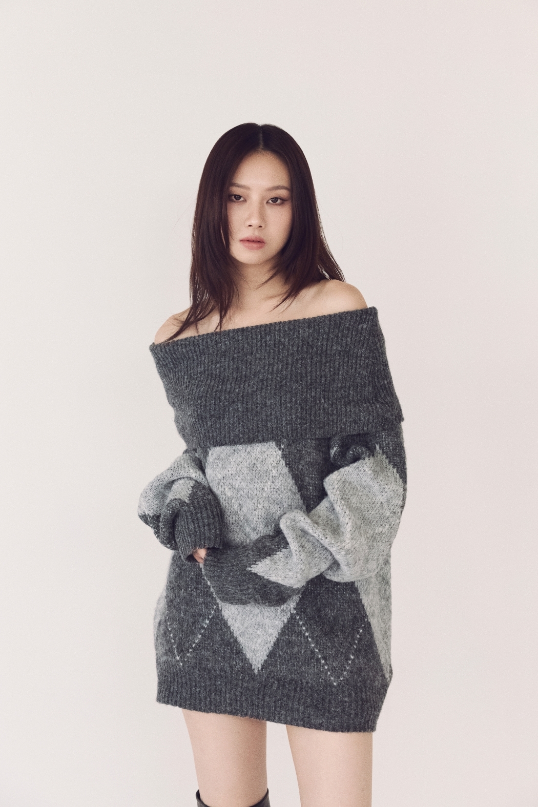 大翻領露肩菱格毛衣-灰
