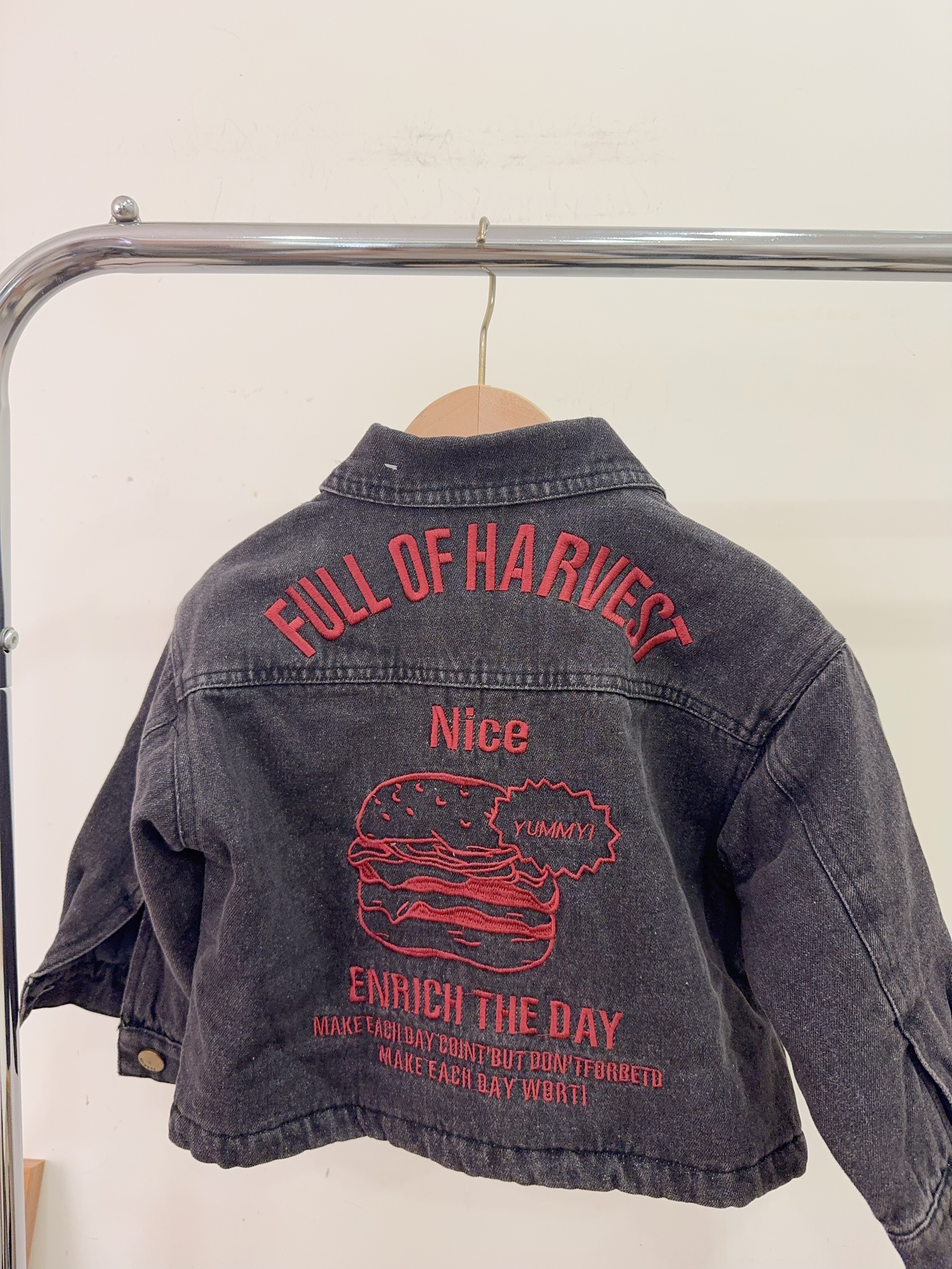 123586刺繡漢堡炭黑鋪棉牛仔外套e21