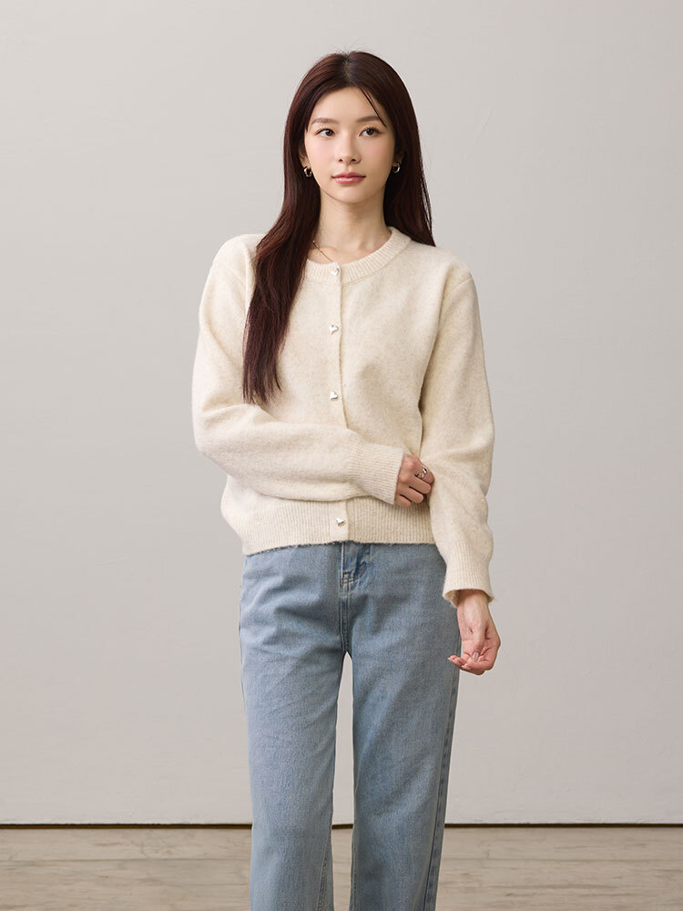 愛心釦圓領針織外套（9%羊毛）