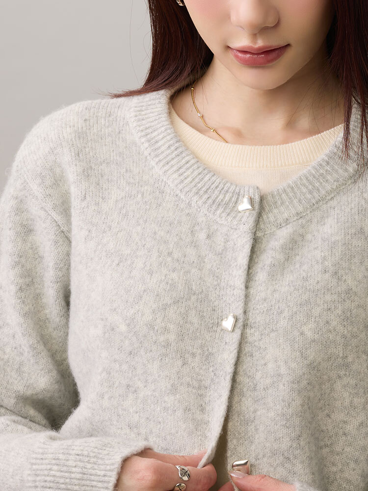 愛心釦圓領針織外套（9%羊毛）