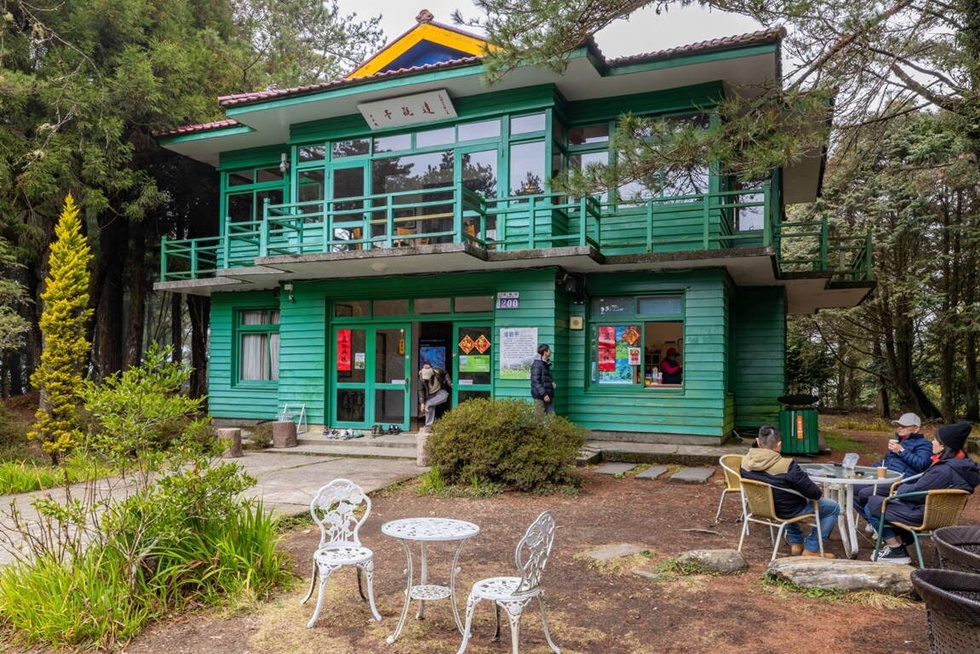 來到福壽山農場最高點的達觀亭，這棟二層樓的木造建築不只是避暑勝地，更是一座歷史博物館。