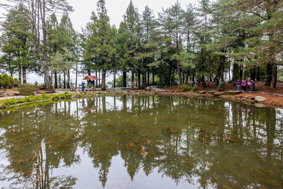 逛完福穀山農場後，點一杯熱咖啡，坐在達觀亭周邊的長椅上，看著雪山山脈的稜線與雲霧交織。