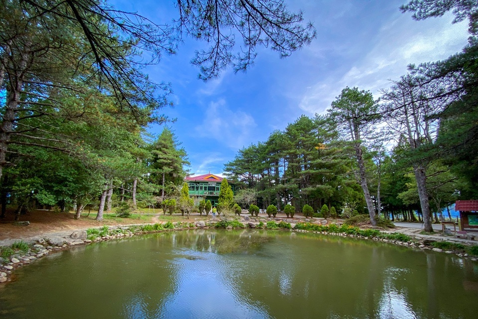 福壽山的天池在 921 地震後，湧泉現象逐漸消失，現在主要是依賴雨水集結與高山雲霧的凝聚。