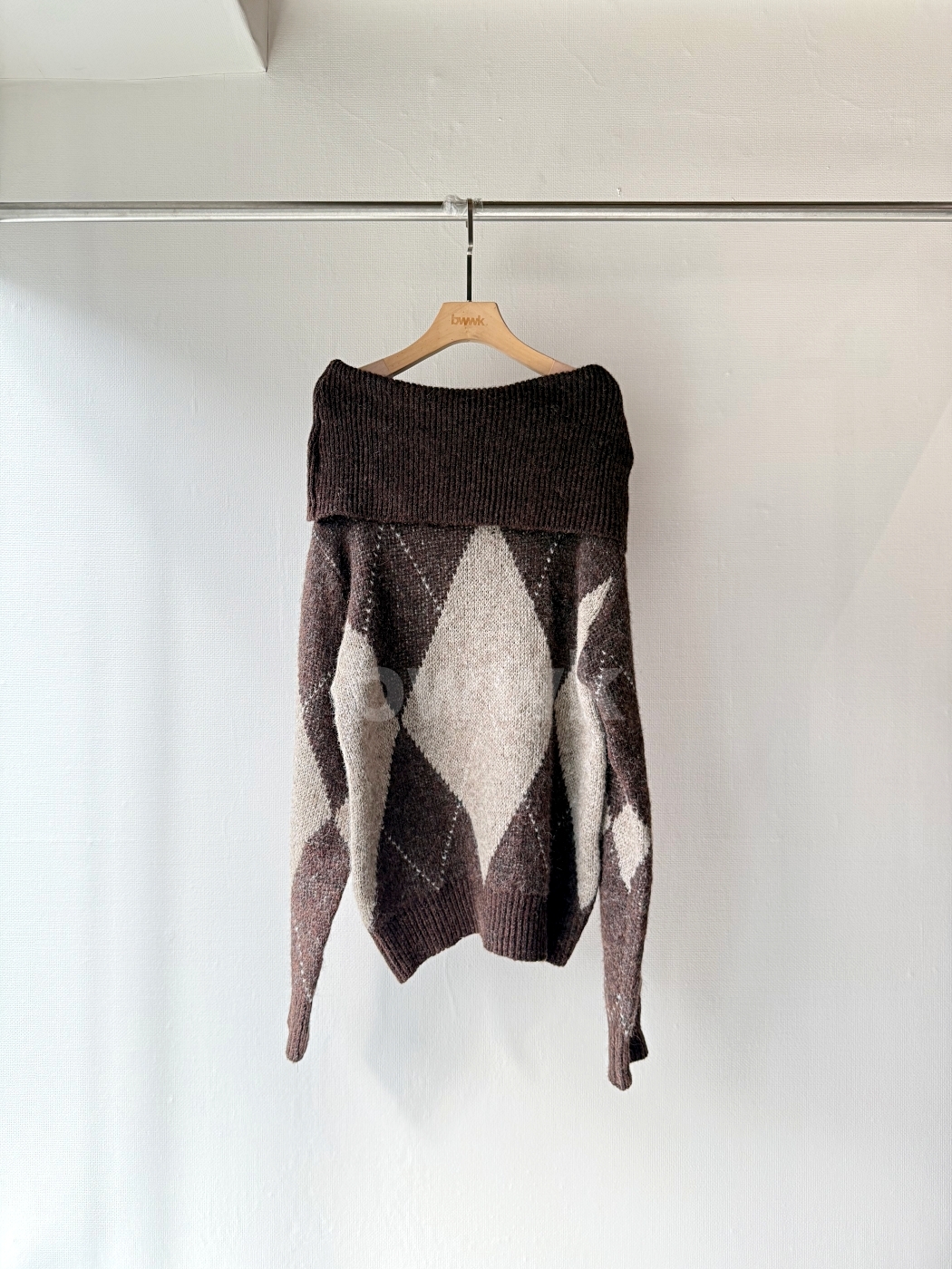 大翻領露肩菱格毛衣-咖