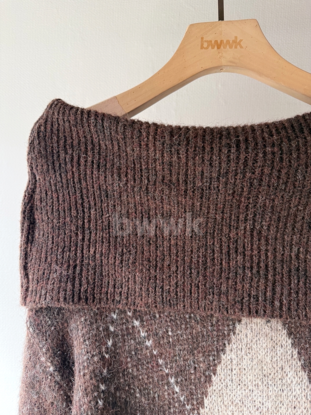 大翻領露肩菱格毛衣-咖