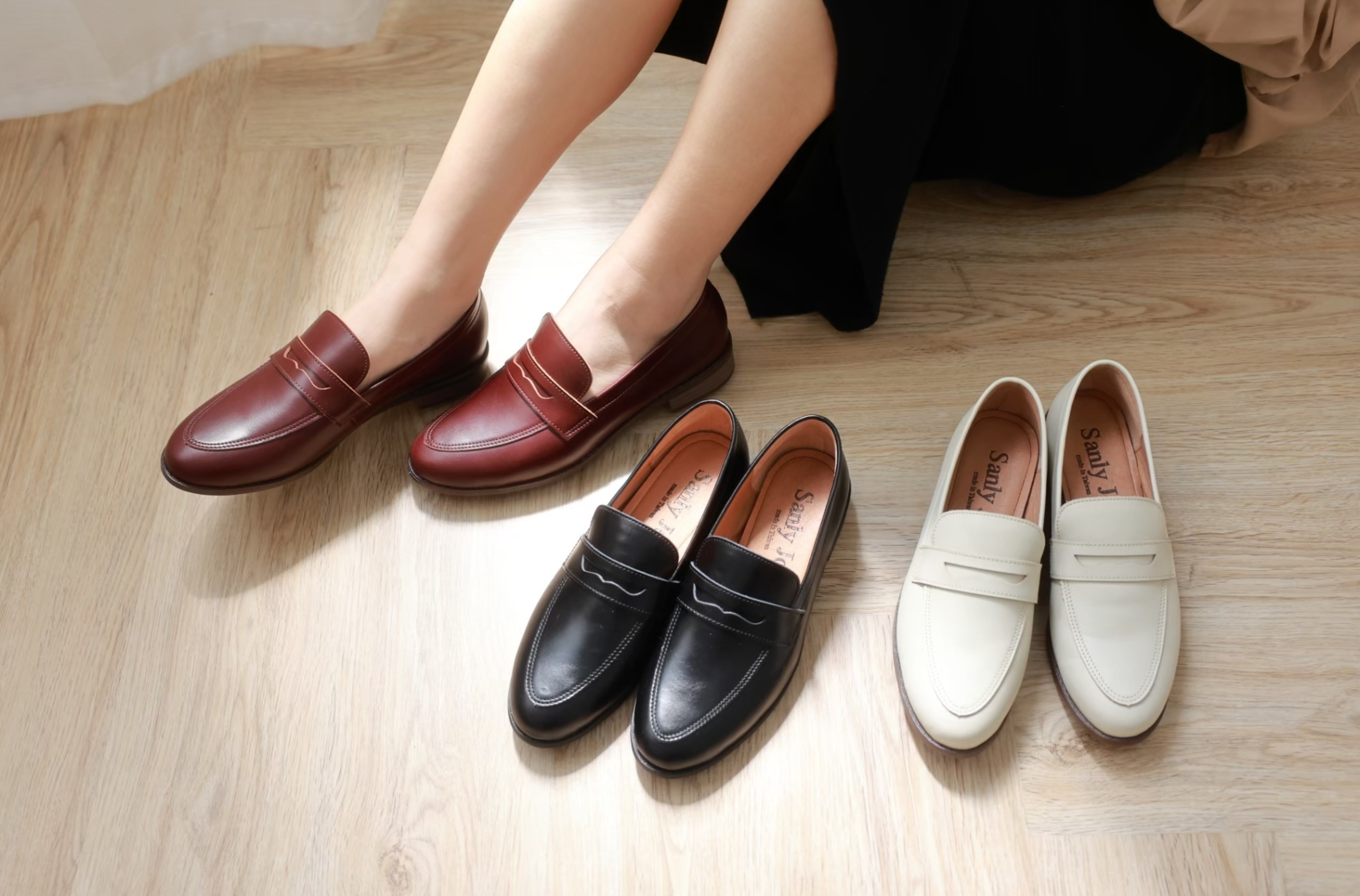 特寫 Sanly Joy 樂福鞋後跟防磨設計，採用親膚柔軟材質，解決穿新鞋容易磨腳後跟的困擾，適合尋找好穿樂福鞋推薦的女性，提供全天候舒適行走體驗。