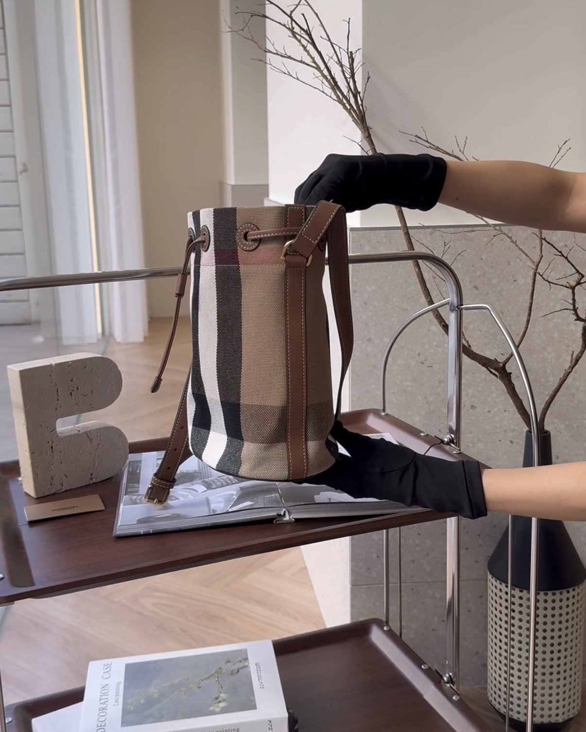 BURBERRY｜格紋抽繩水桶包 棕色