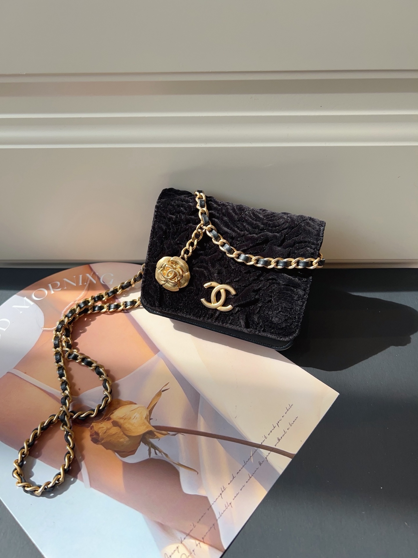 【99新】Chanel 黑金絲絨立體浮雕山茶花WOC迷你斜孭袋