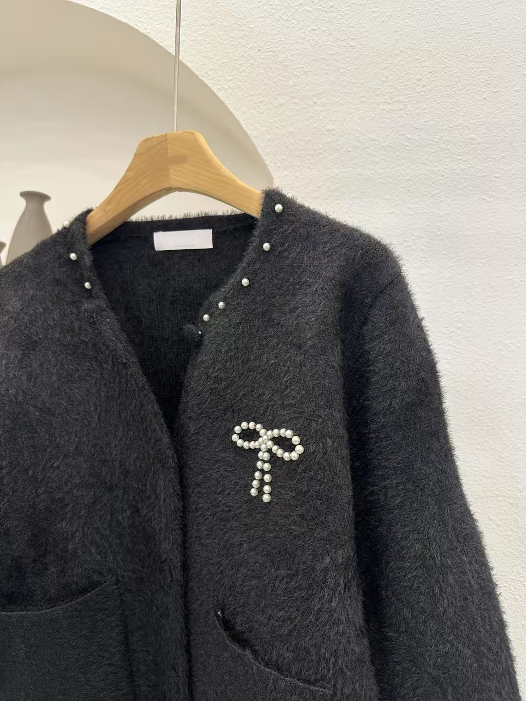 珍珠滾邊蝴蝶結造型馬海毛排釦圓領罩衫 / 2色