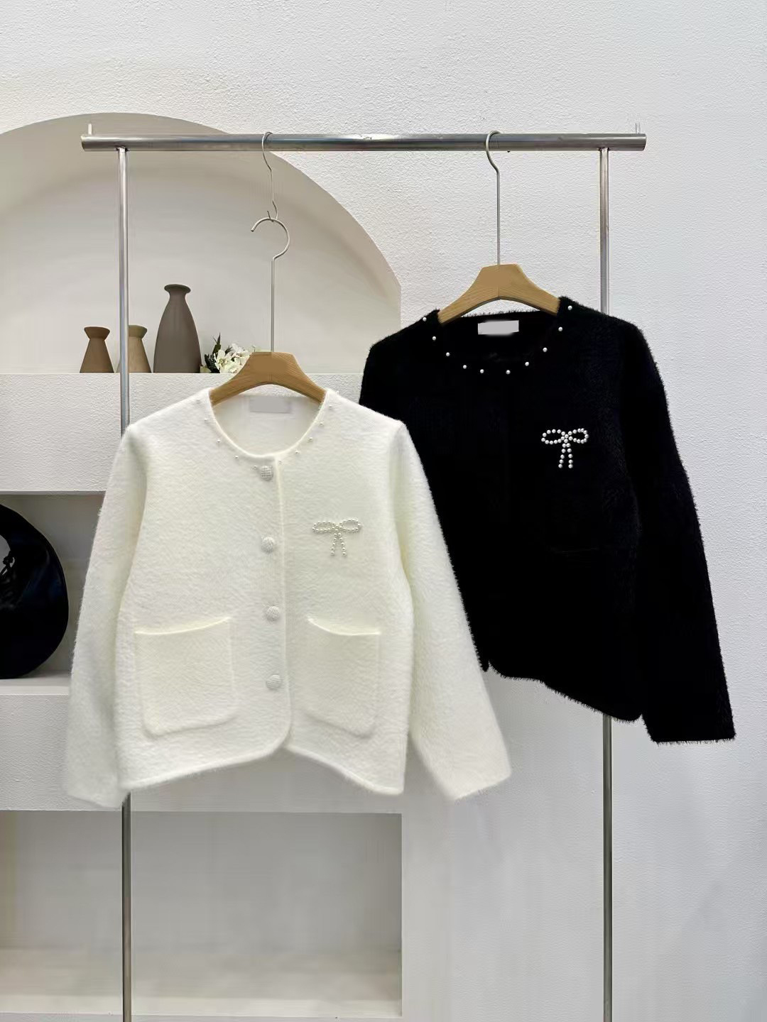 珍珠滾邊蝴蝶結造型馬海毛排釦圓領罩衫 / 2色