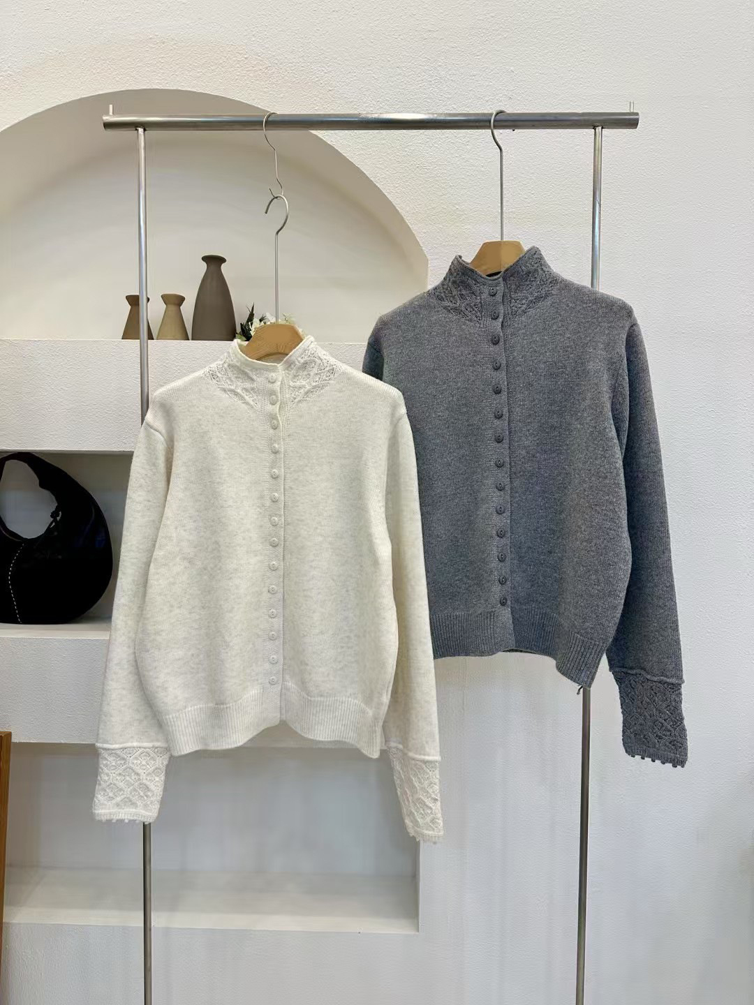 蕾絲拼接感同色系排釦立領針織外套 / 2色