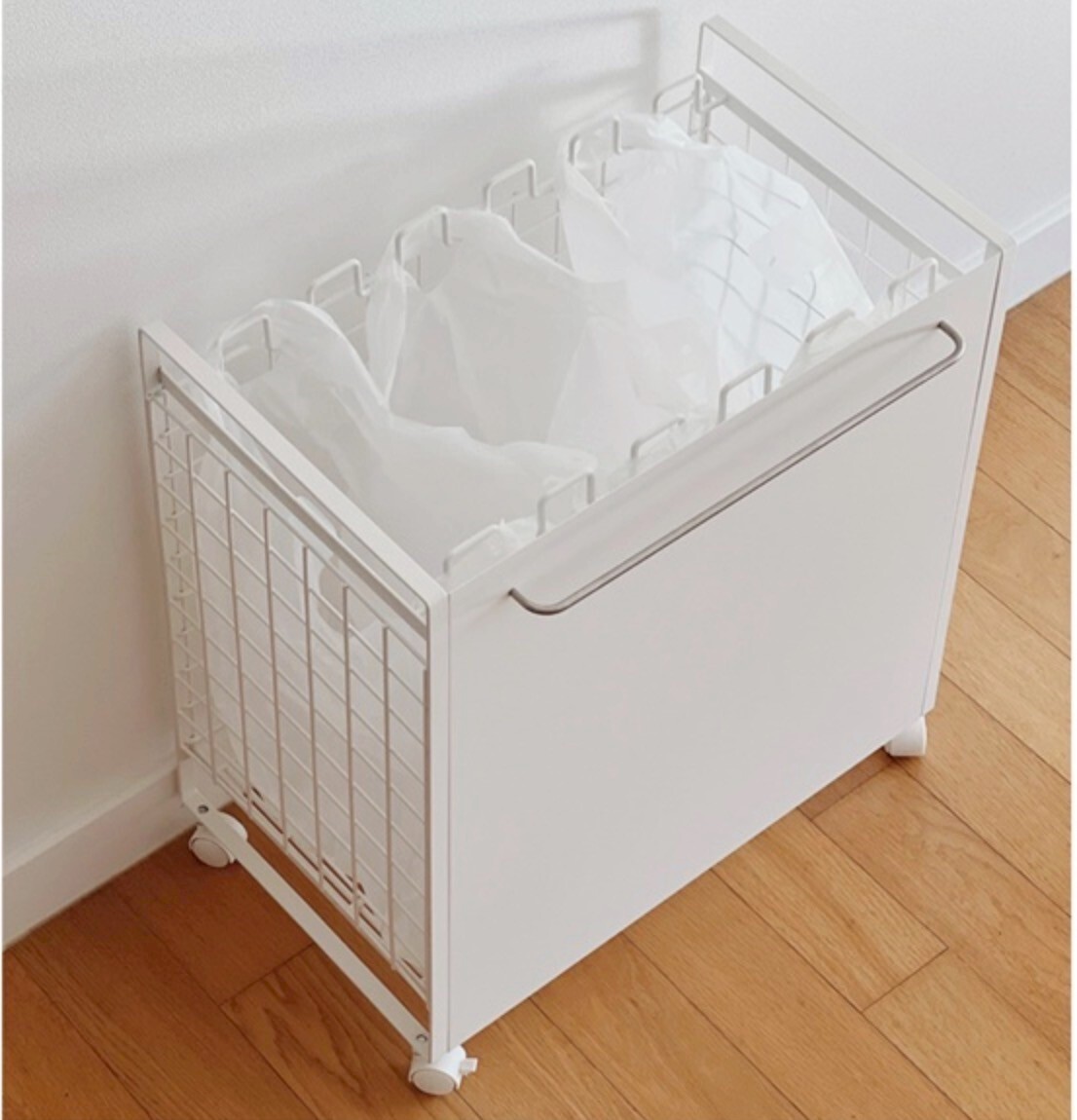 雲朵白多功能鐵製推輪式洗衣收納籃