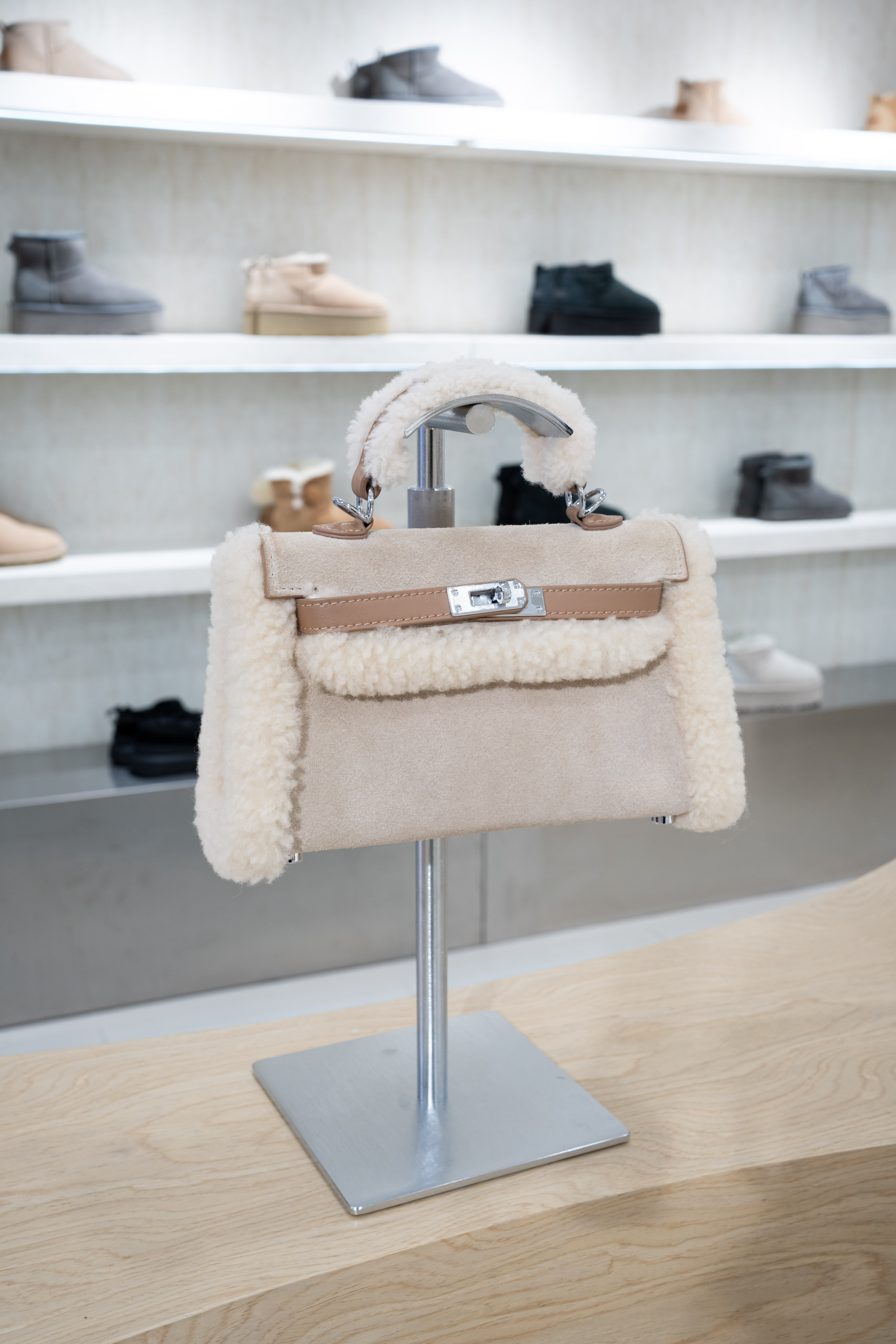【2色入】UGG Ozlana Kelly Mini Shearling Handbag